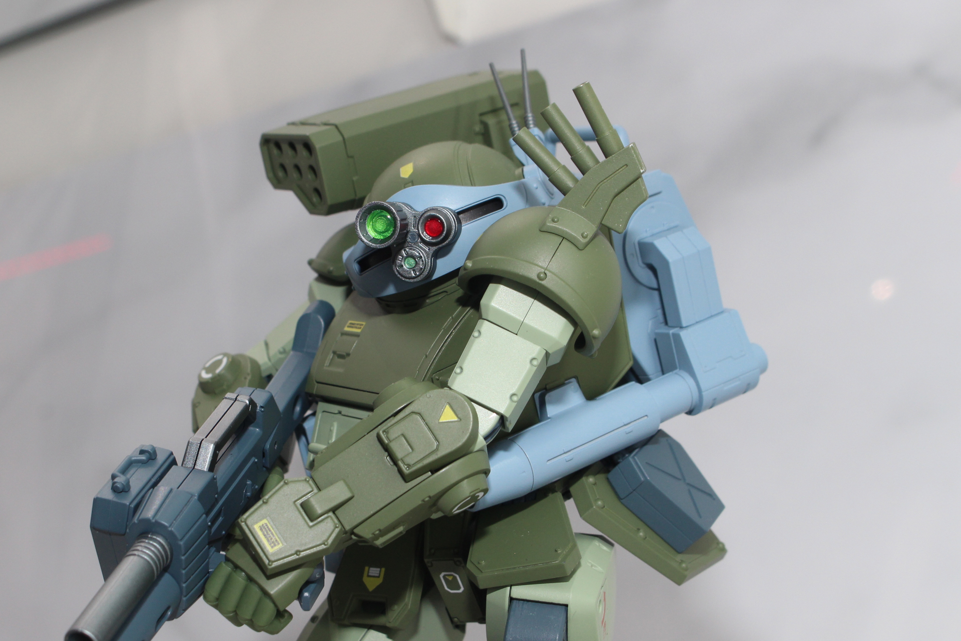 スモークディスチャージャー付きの左ショルダーアーマー