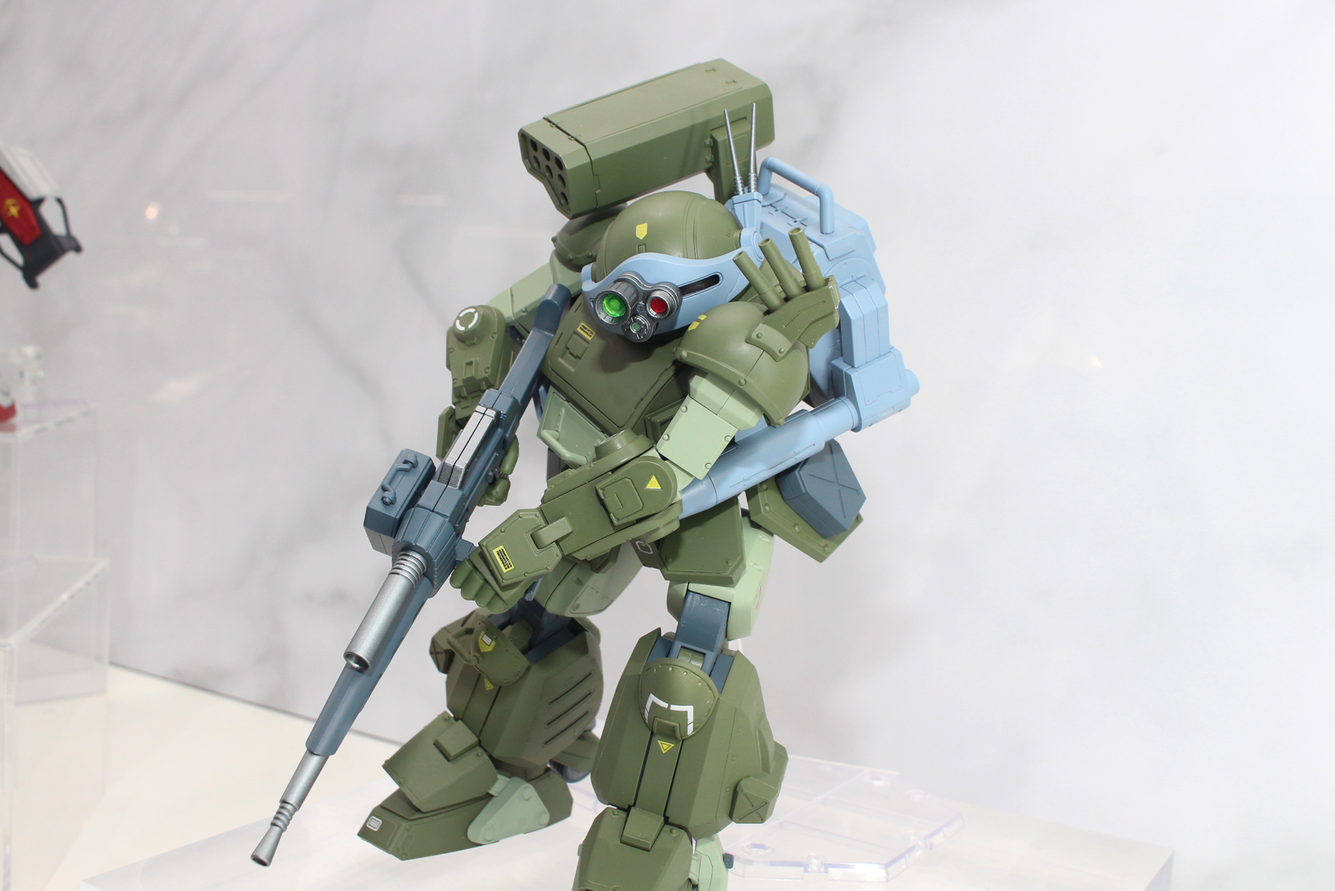 パイロットによって手に持った武器が異なる。ヘビィマシンガンはキリコ機の仕様だ