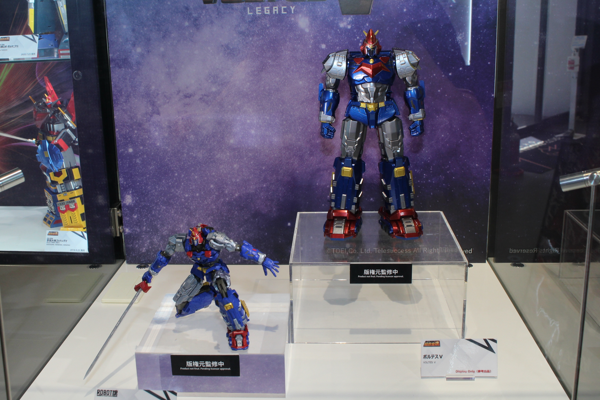 「ROBOT魂 ボルテスV」（左）と、「超合金魂 ボルテスV」（右）。ともに発売日、価格は未定