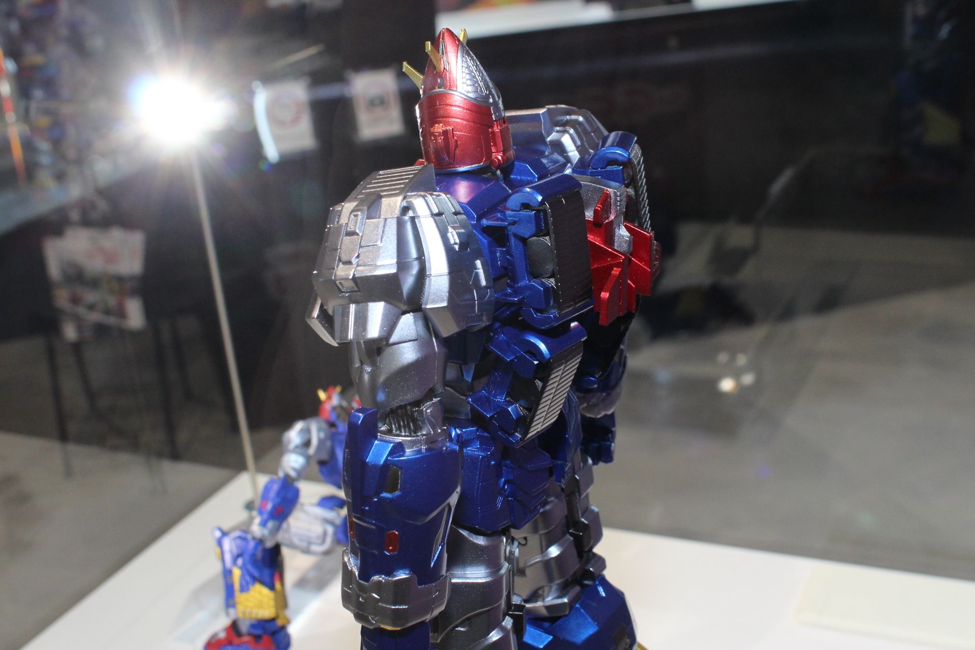 背面のディテール再現も完璧。変形合体のギミックが再現されるのかも見ものだ