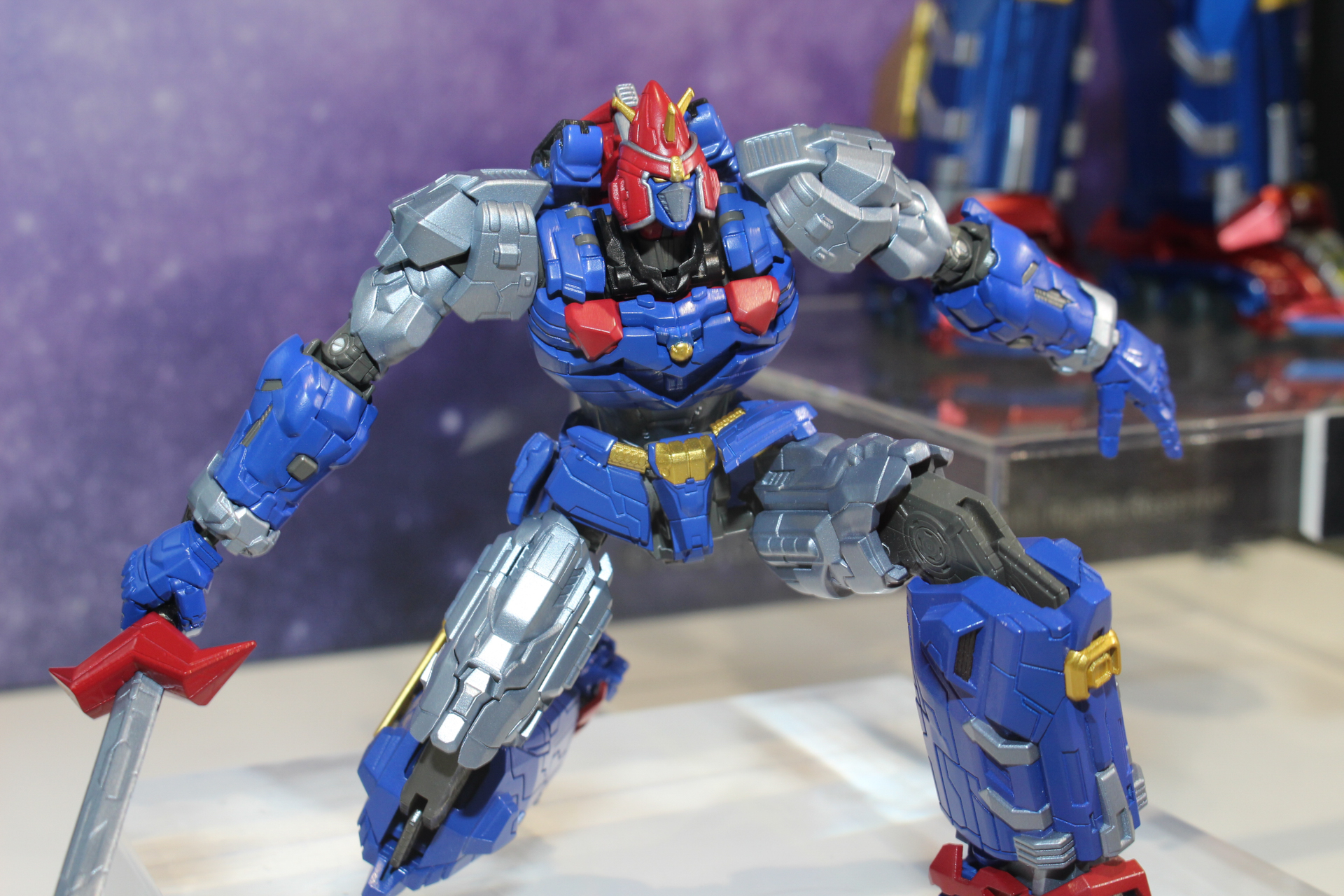 首や腰の可動範囲に注目。自在なアクションを楽しめそうだ