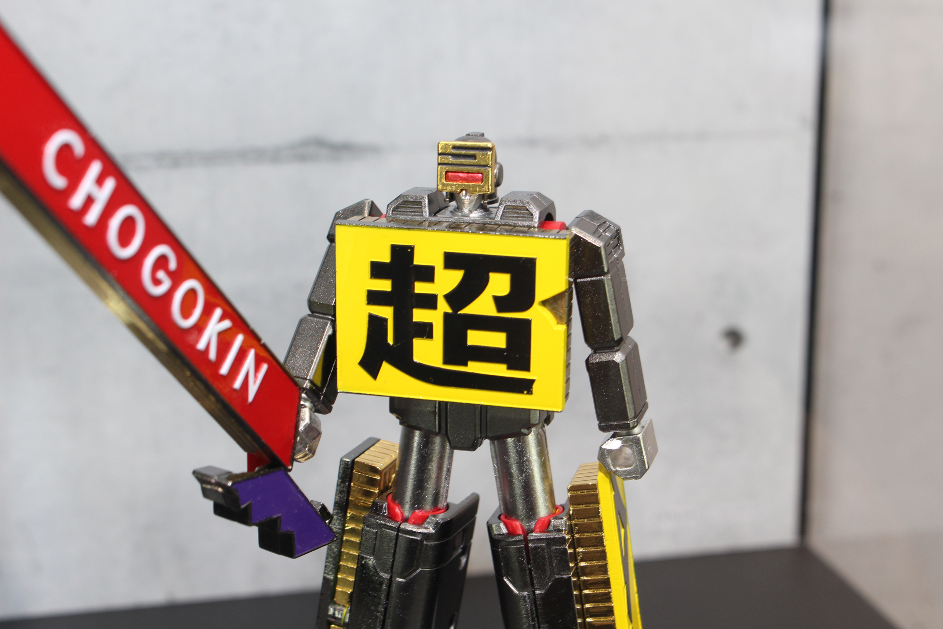 顔は懐かしい「マシンロボ」の雰囲気もある