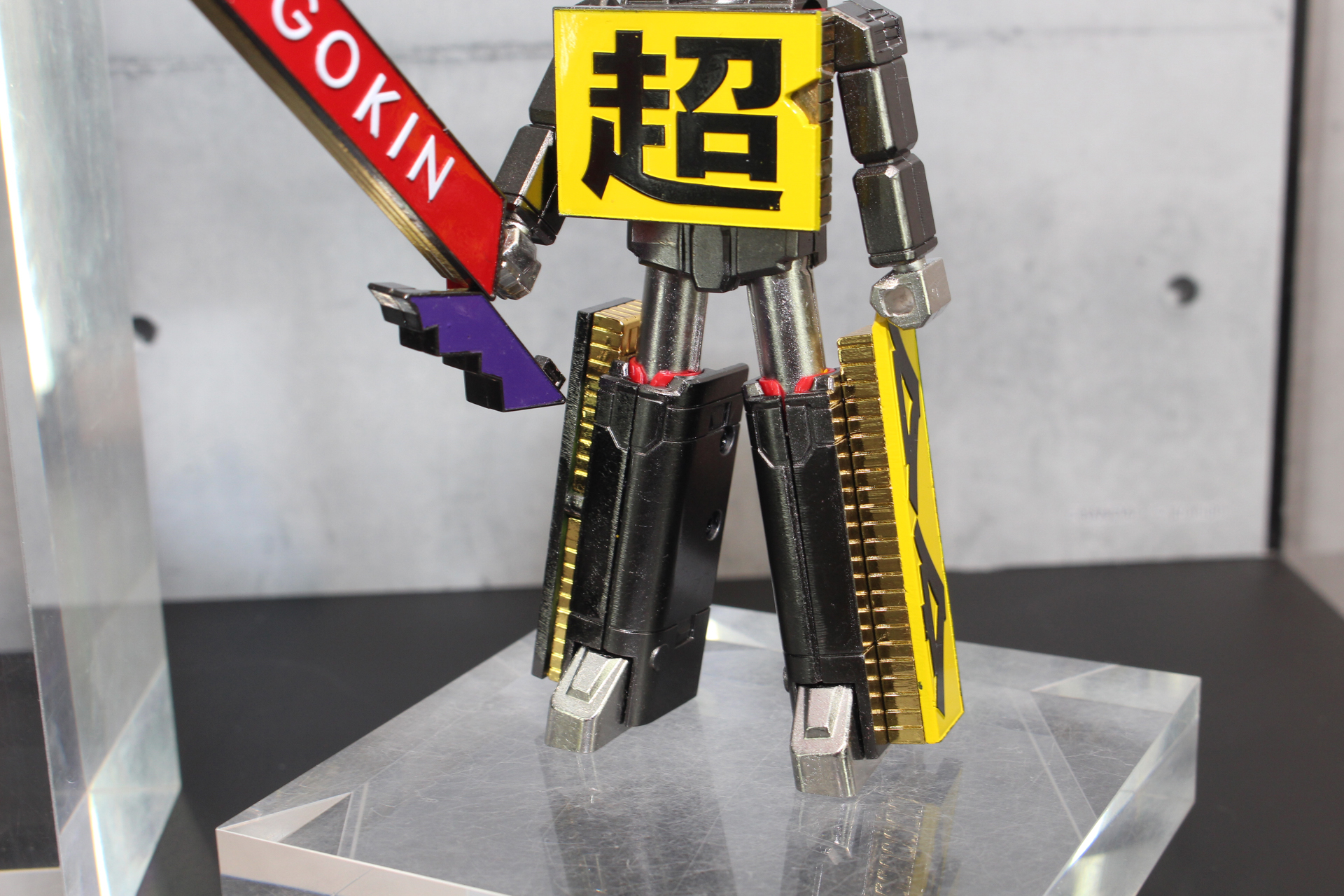 キャタピラを思わせる脚部の意匠