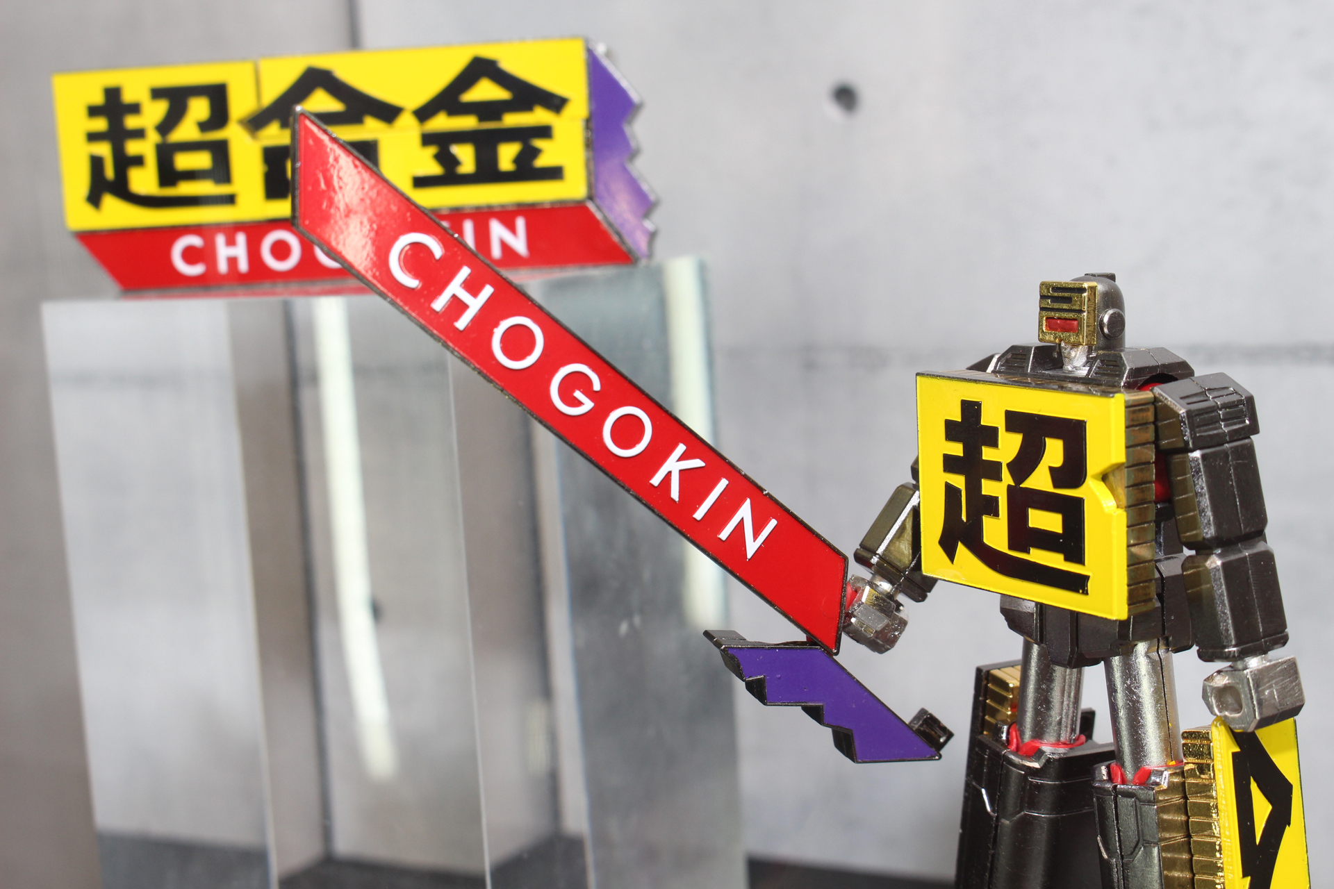 ロゴのアルファベット部分はなんと手持ちの武器となる