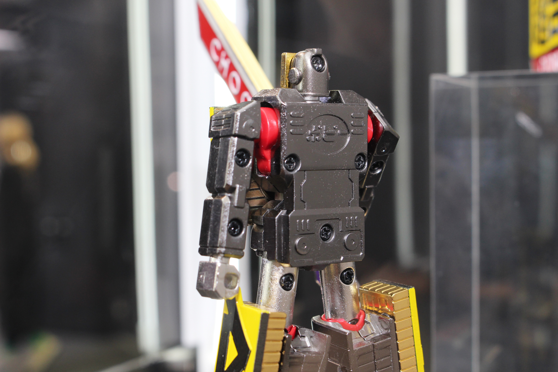 背中にはかつて超合金を販売していた「ポピー」ブランドのロゴも