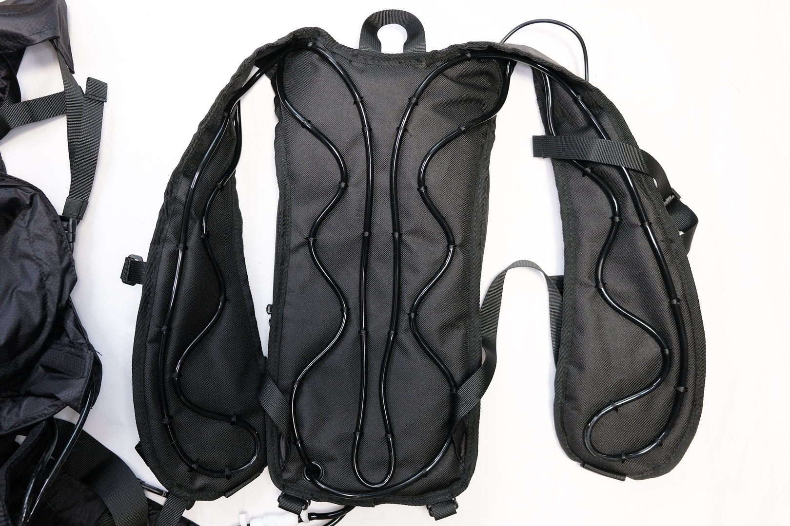 ベスト部分裏面にはウレタンホースが張り巡らされている