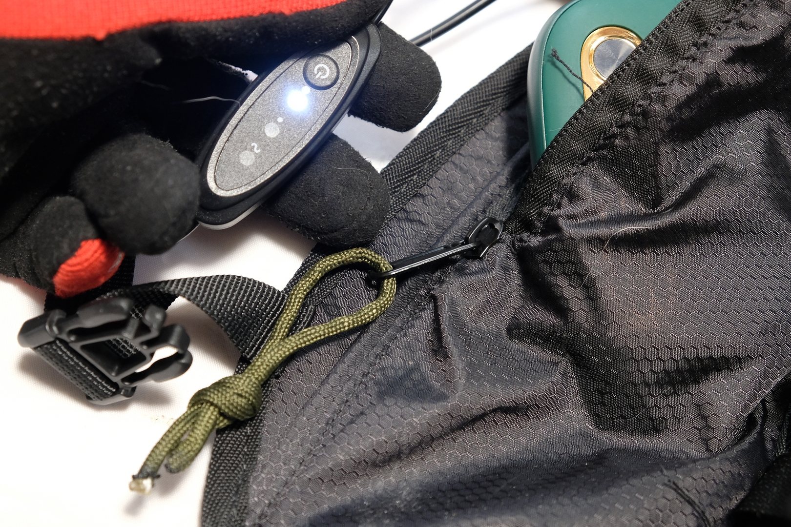 スイッチは手袋でも押しやすい。ファスナーにパラコードを着けると開け閉めがより便利になる