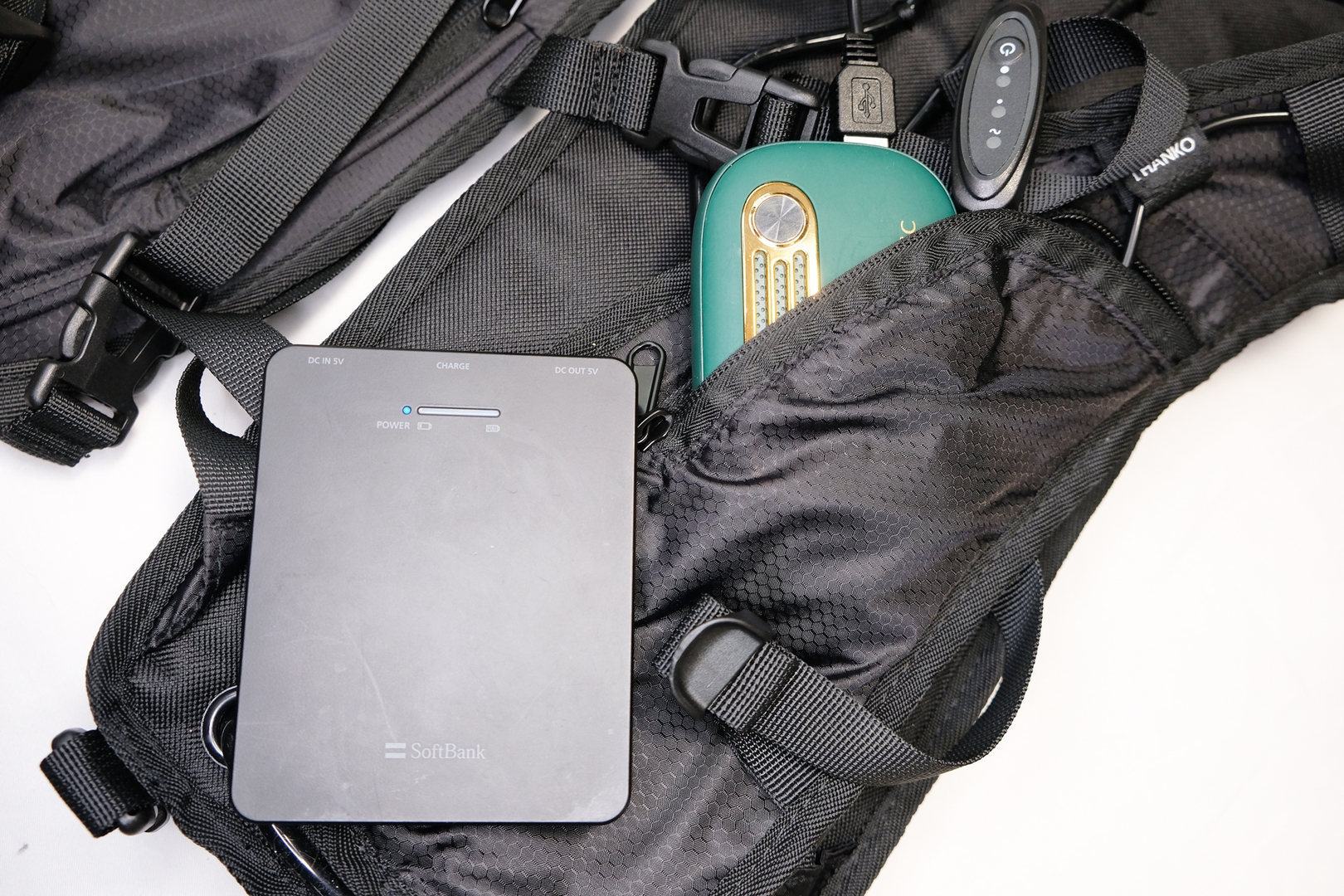 角張ったり、大型のモバイルバッテリーは入らなかった