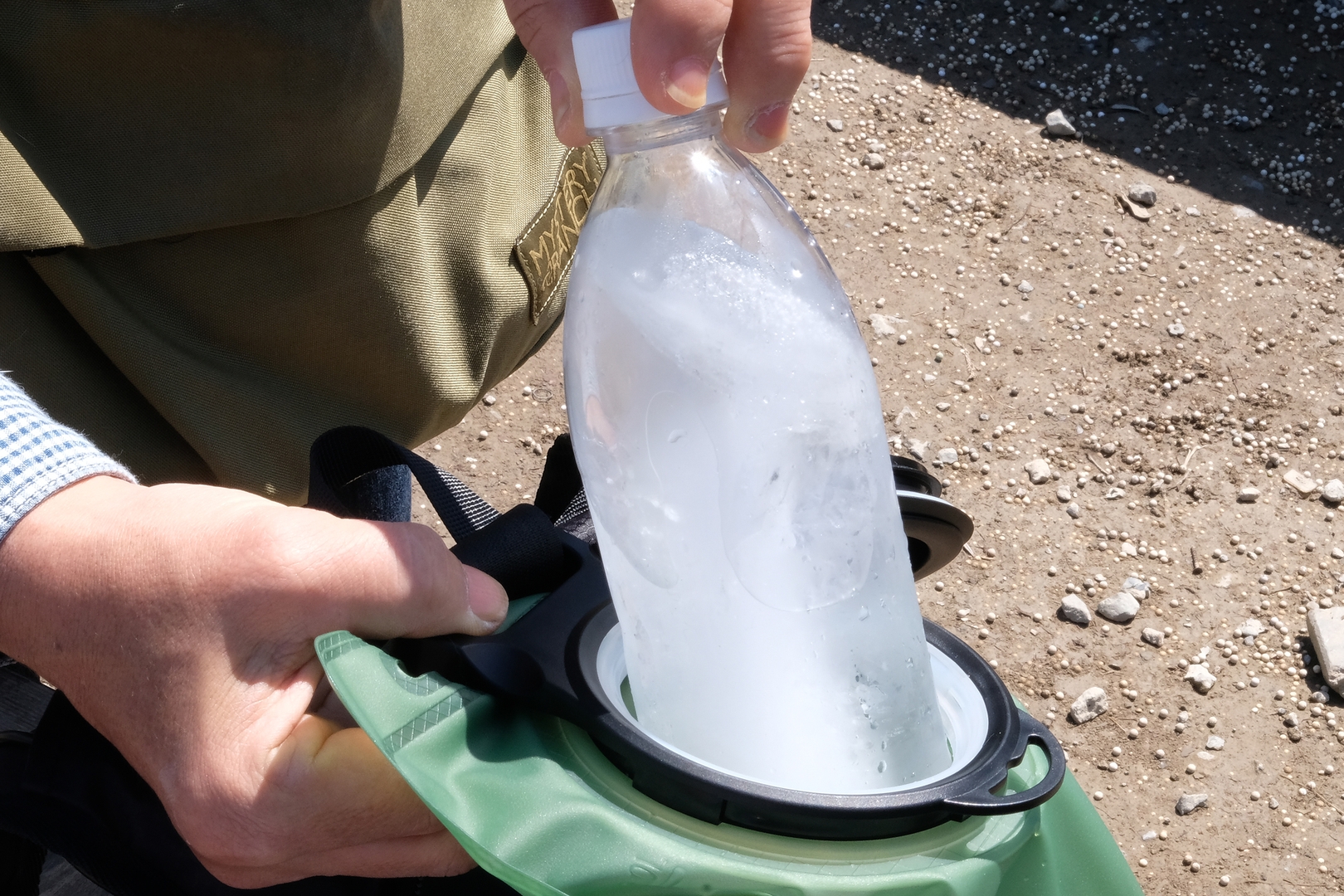 凍らせたペットボトルを入れて蓋を閉める。あとはバッテリーを繋ぐだけで準備完了だ