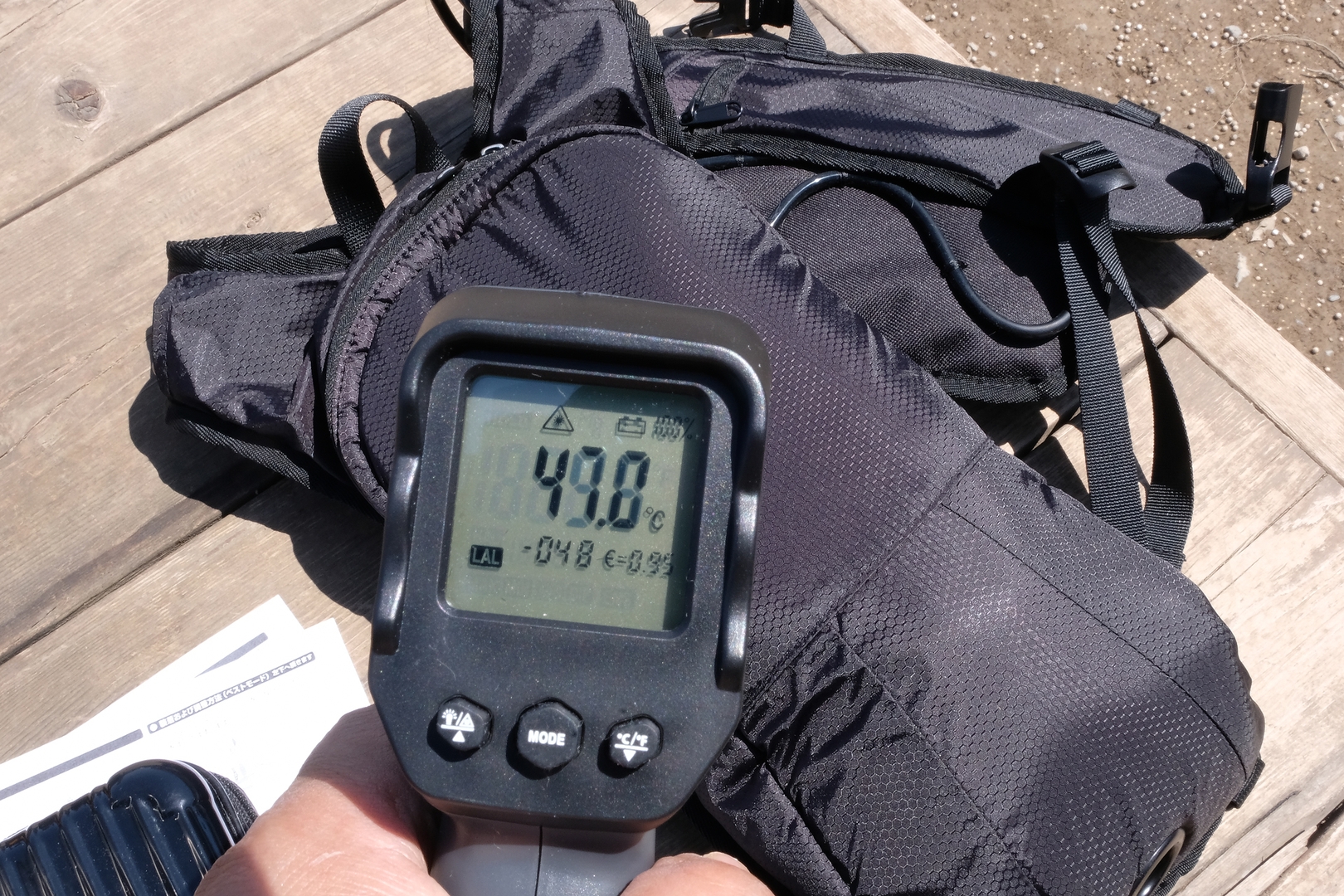 背面は直射日光に曝されると50℃近くに上昇