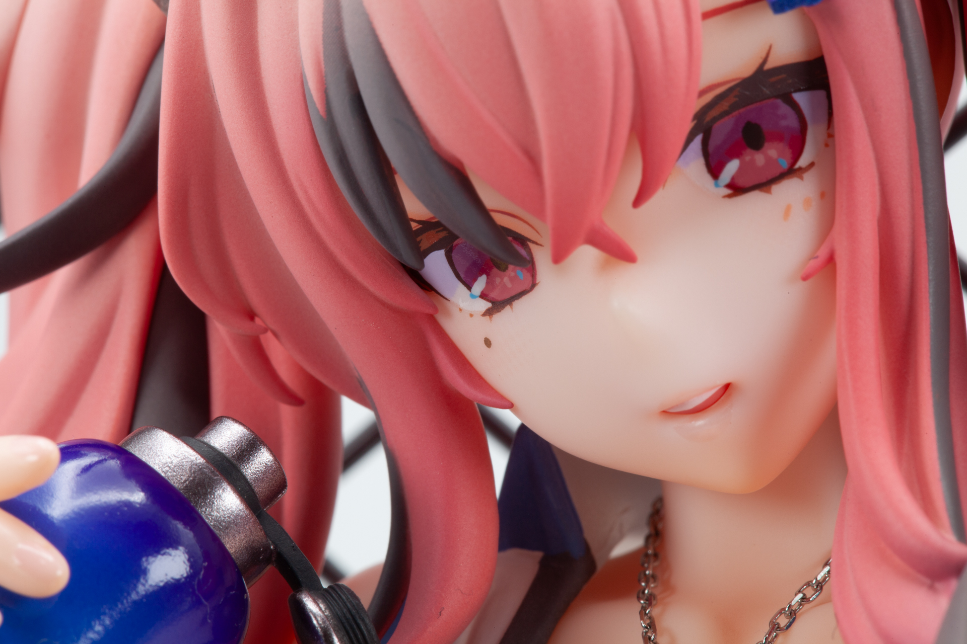 彼女のチャームポイントの一つ、目元のホクロ