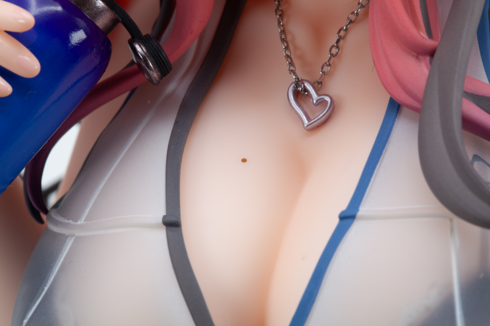 胸元のホクロもしっかりと表現されている