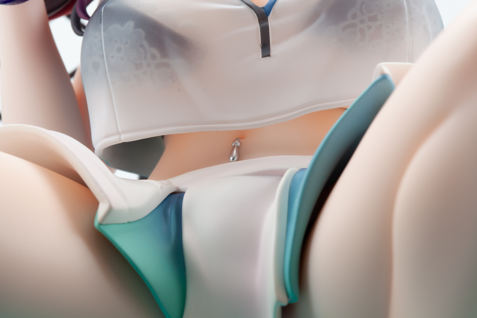 下からのぞき込むとおへそのピアスまでしっかり表現