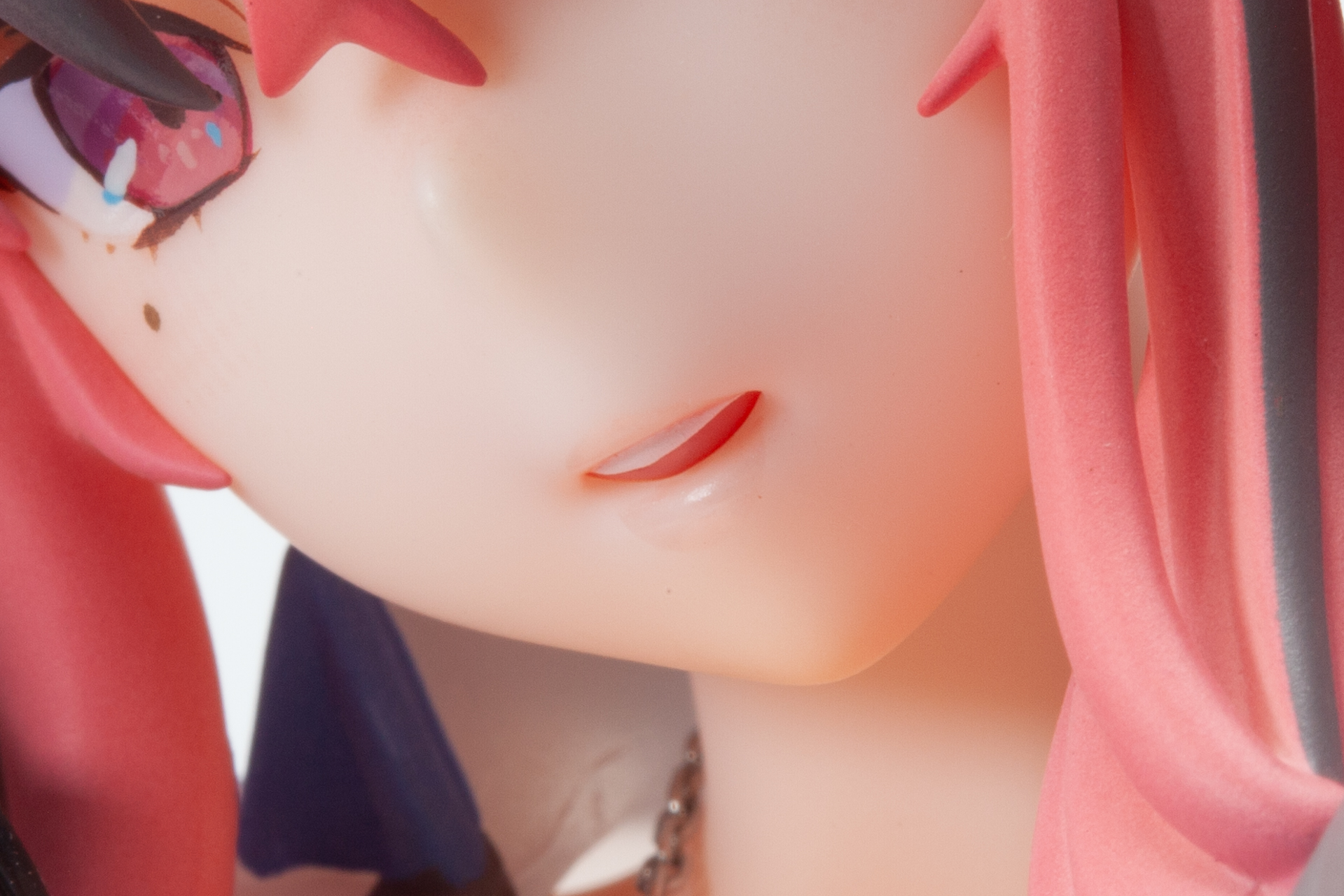 口元は淡いピンク色の口紅で彩られている