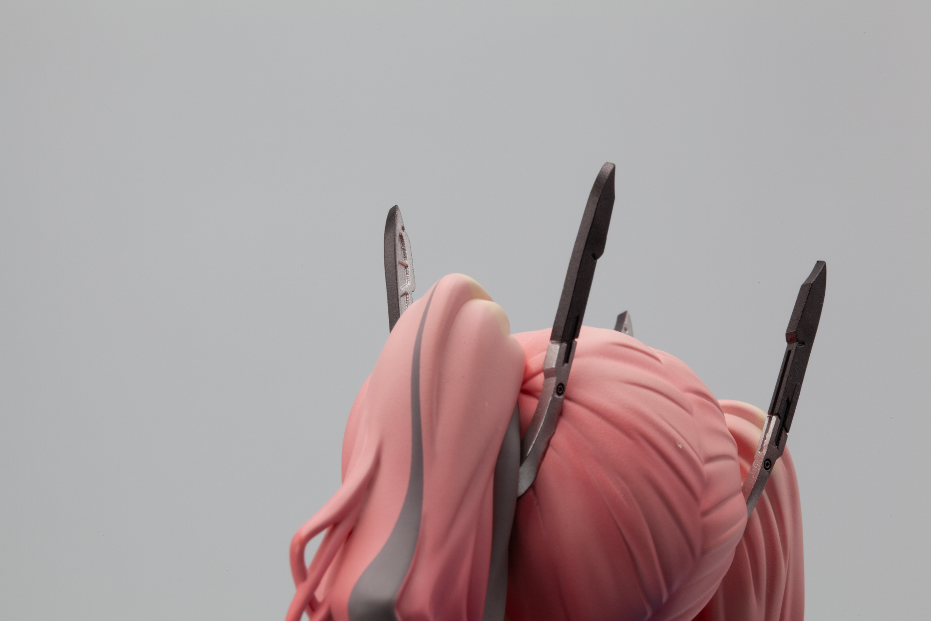 髪飾りのディティールも細やかに造形されている