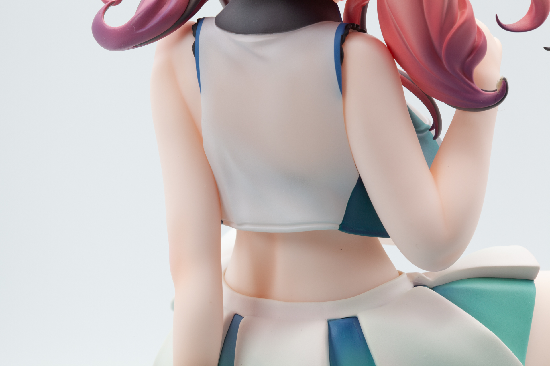 背中もウェアが透け、下着の紐が見える表現が施されている