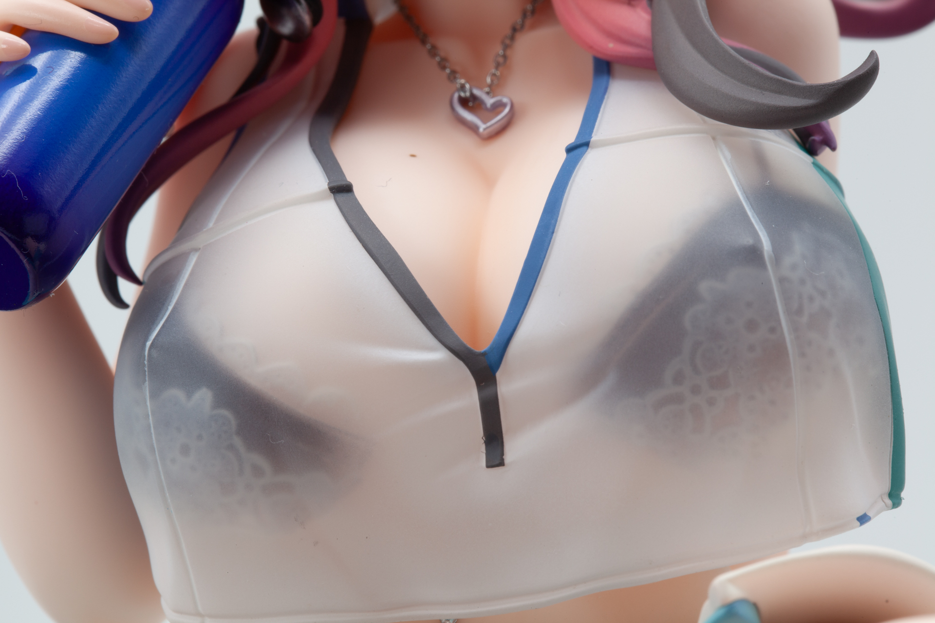 インパクトのある胸はテニスウェアを押し上げ、濡れた表現によって視線を胸にくぎ付けさせる