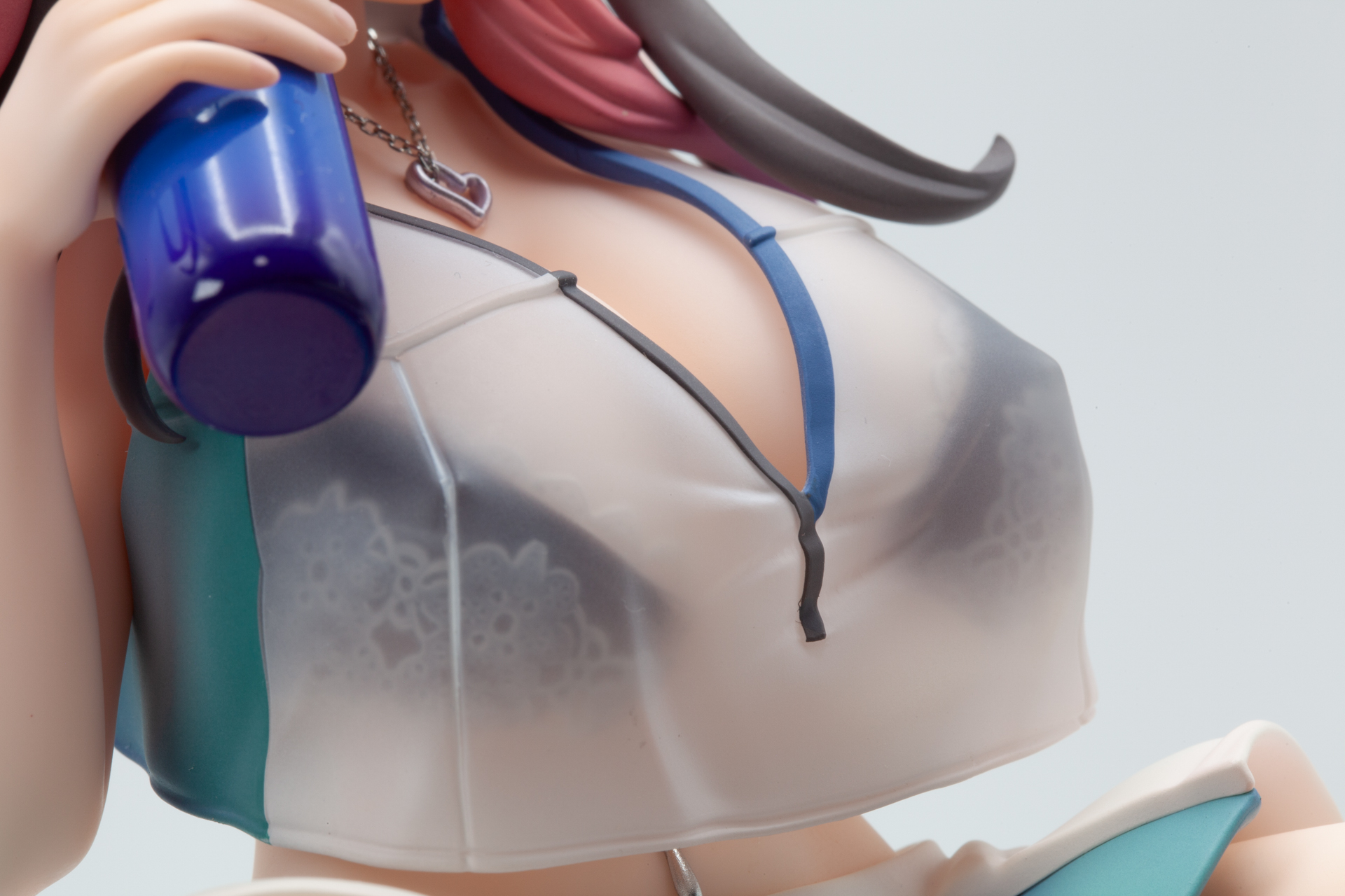 黒の下着の上部分にもレースのようなものを確認できる