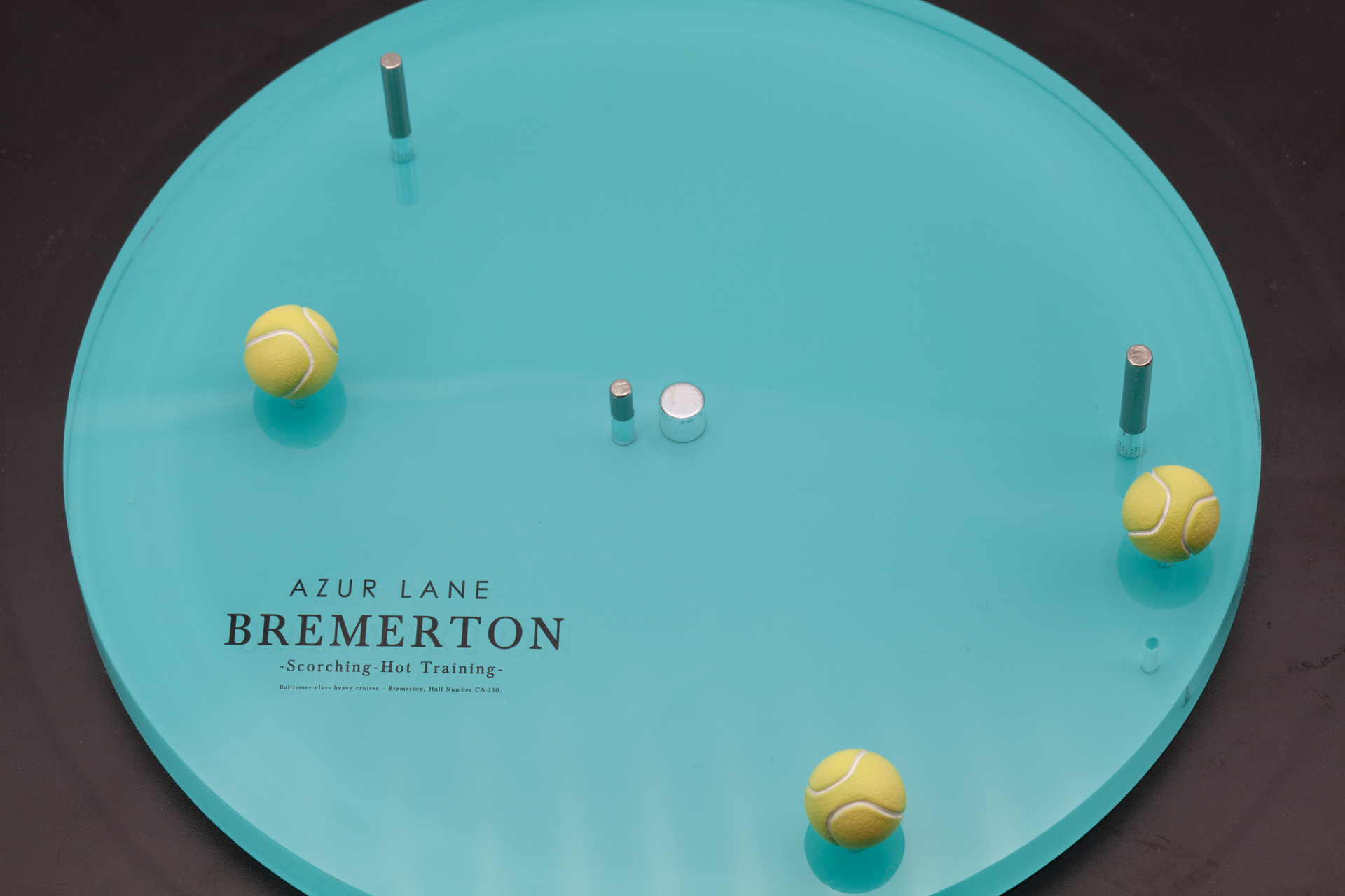 シンプルながらも高級感を感じさせる台座