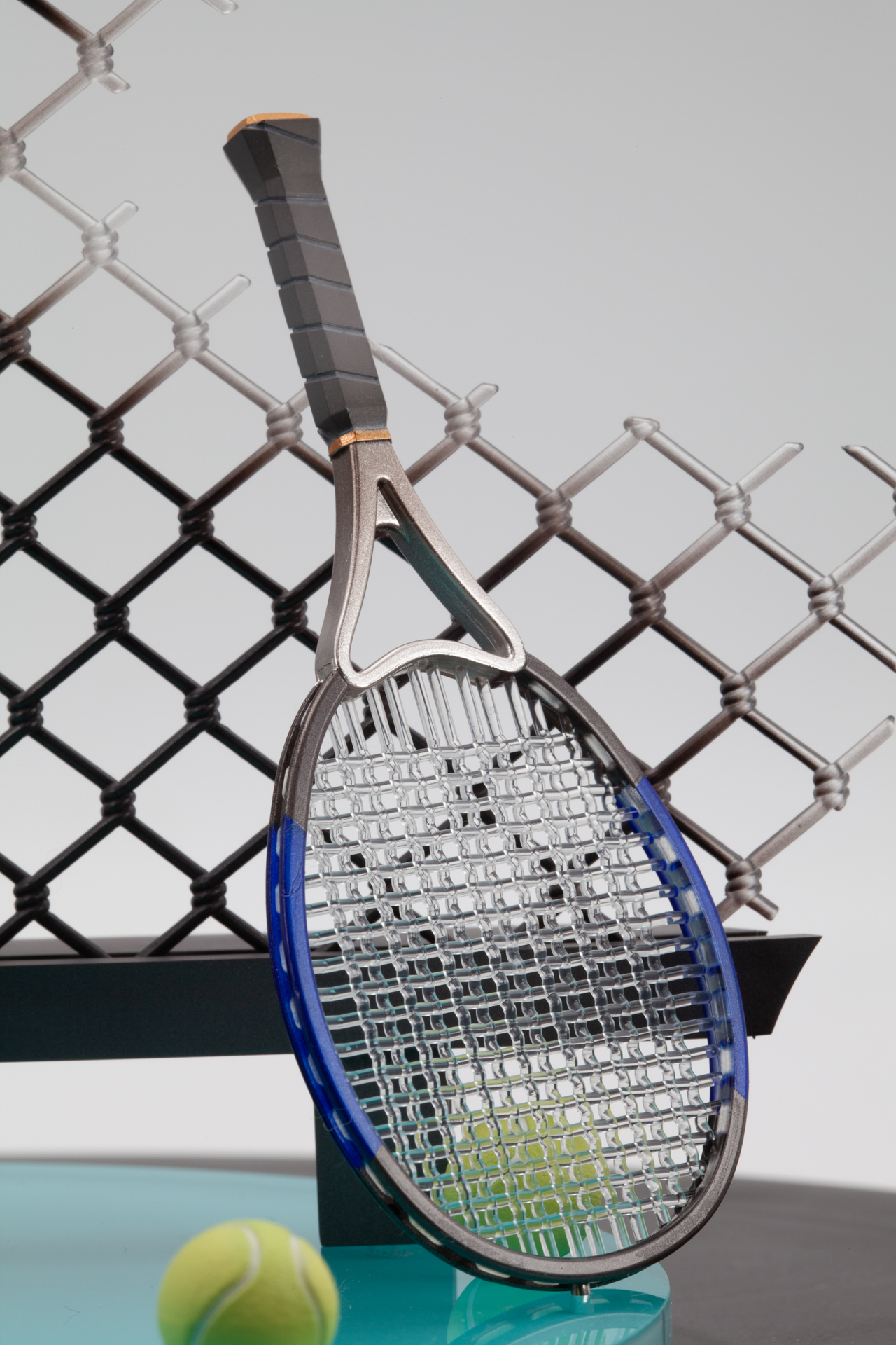 ラケットは本物と見間違うほどで、ストリングを交互に組み合わせる表現までも施されている