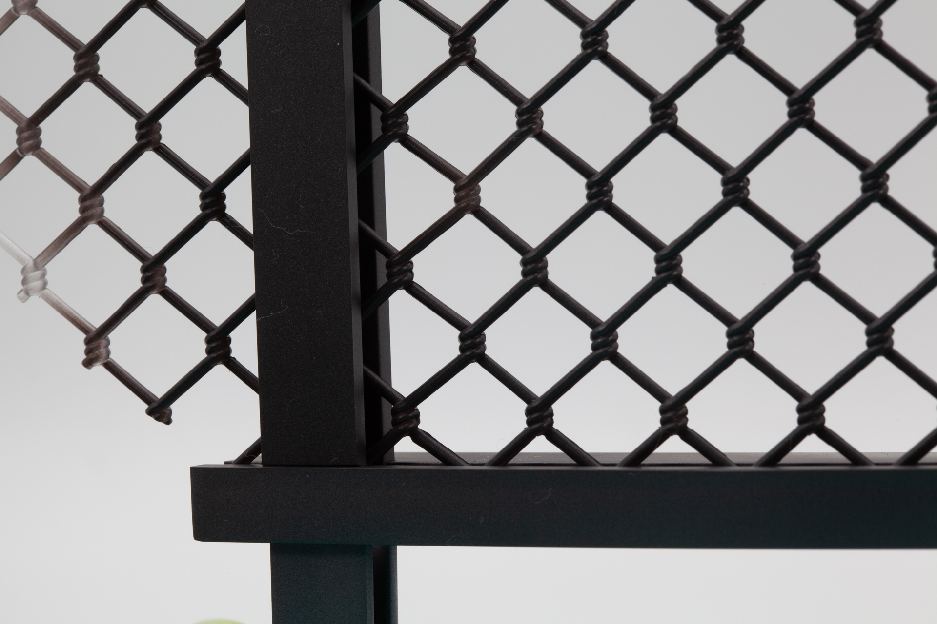 フェンスもワイヤーを巻いている表現まで細やか