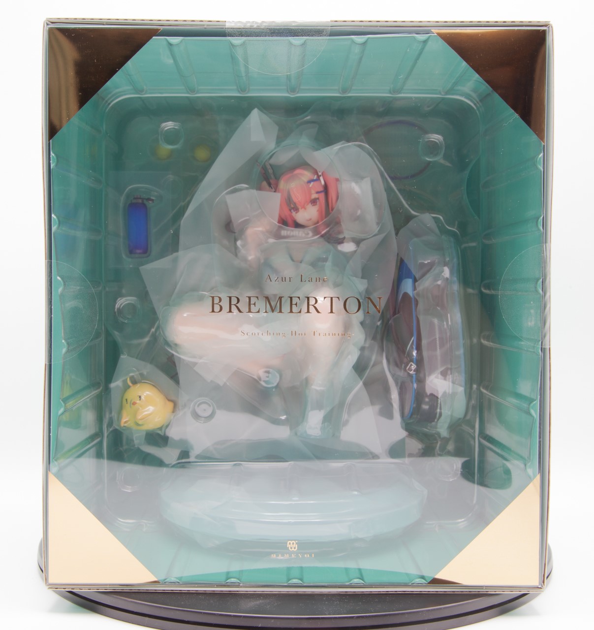 パッケージの表は金色で商品名と四隅を三角で塗られた高級感を感じさせるデザイン