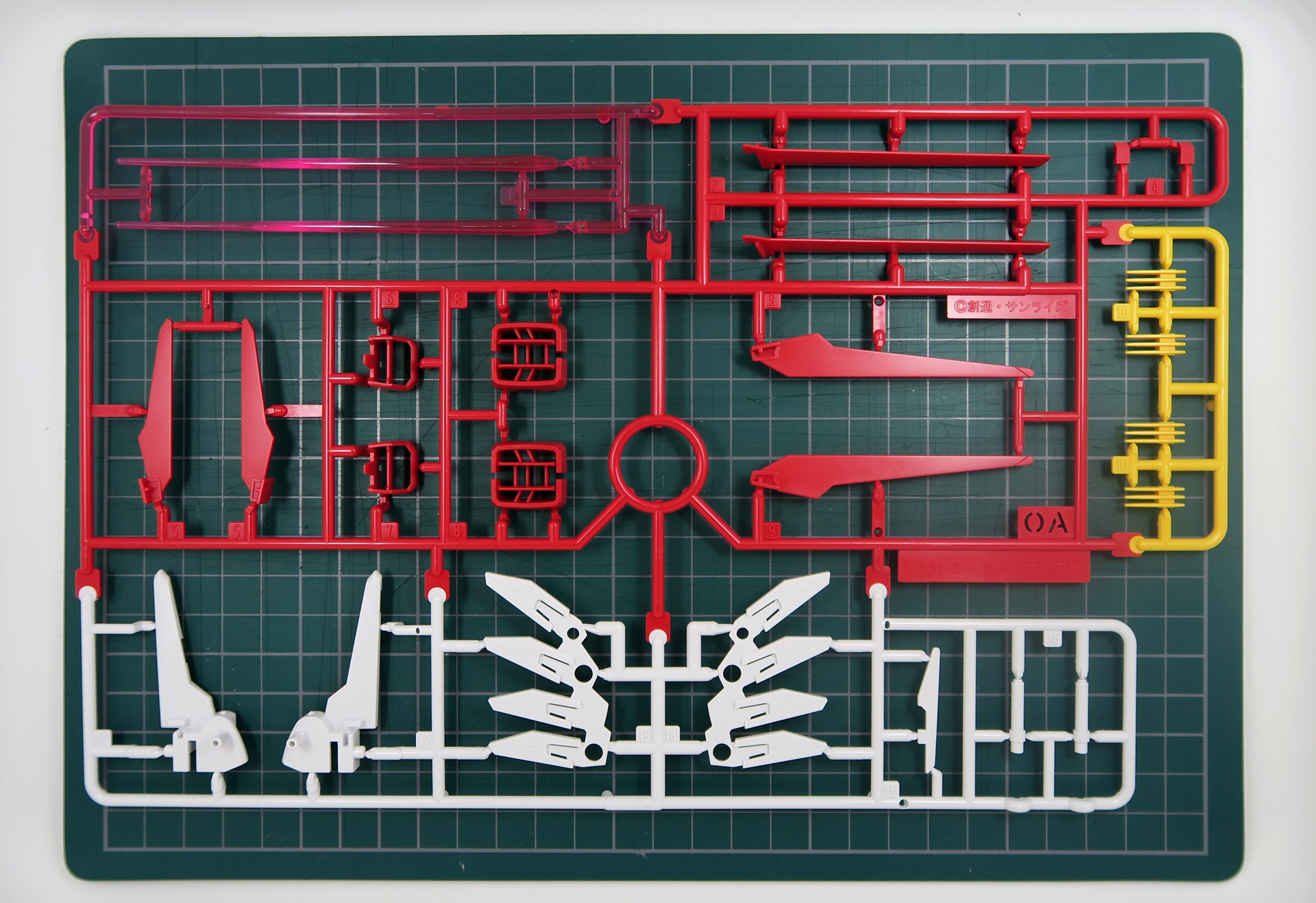 OAとOBがエールストライカー、ビームサーベル、エネルギーパックのパーツ