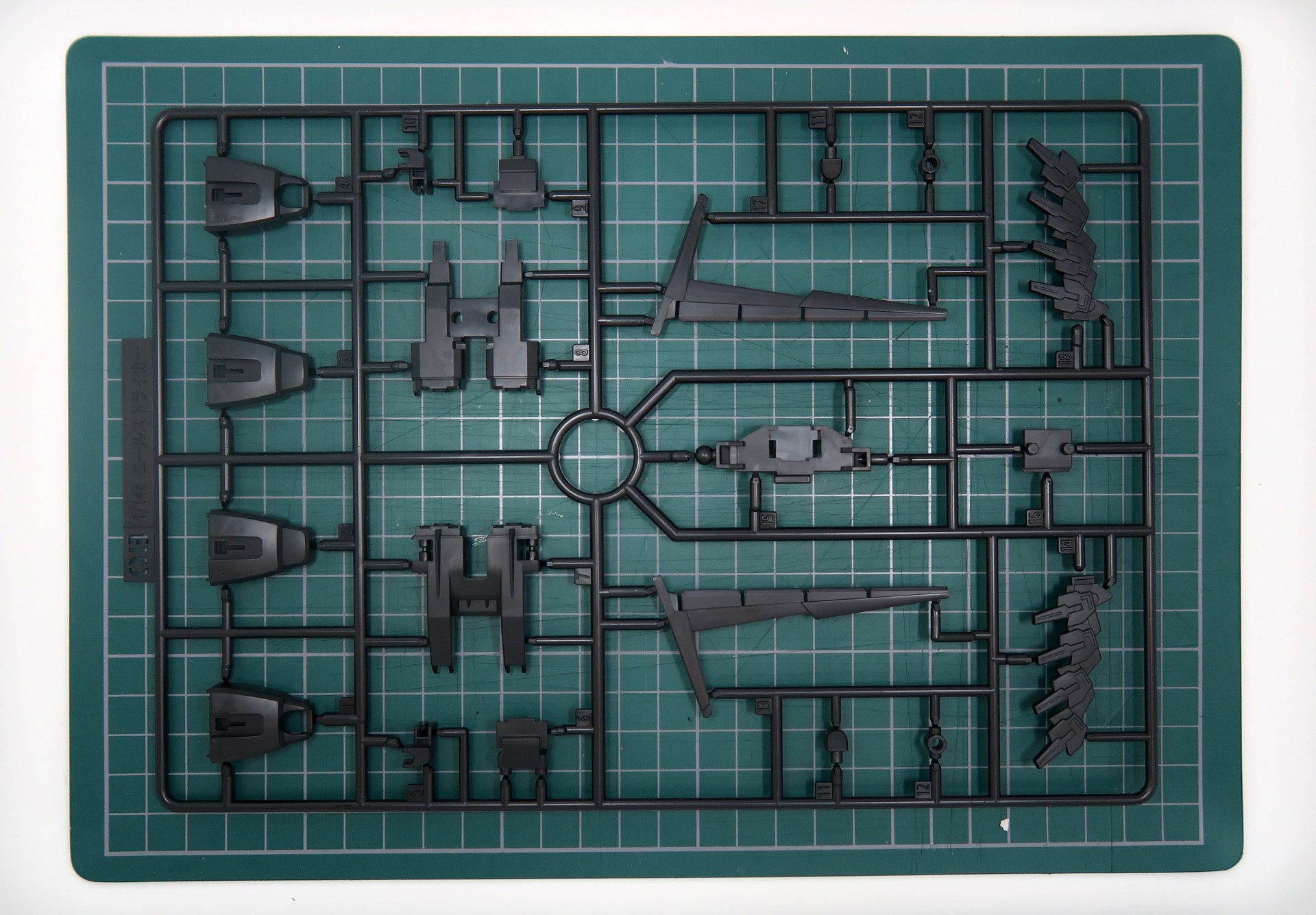 OAとOBがエールストライカー、ビームサーベル、エネルギーパックのパーツ