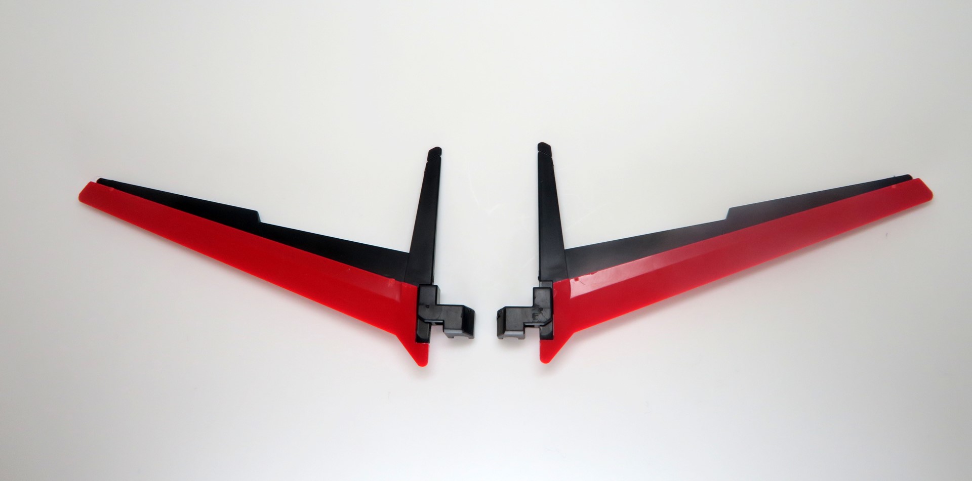 ウィングは3つのパーツを差し込んでいくだけで組み上がる親切設計