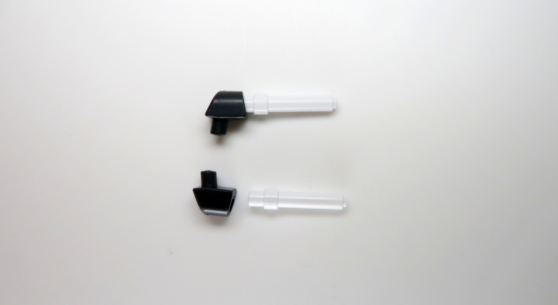 ビームサーベルはサーベルラックに収納するか、付属のクリアパーツを接続して装備させることができる