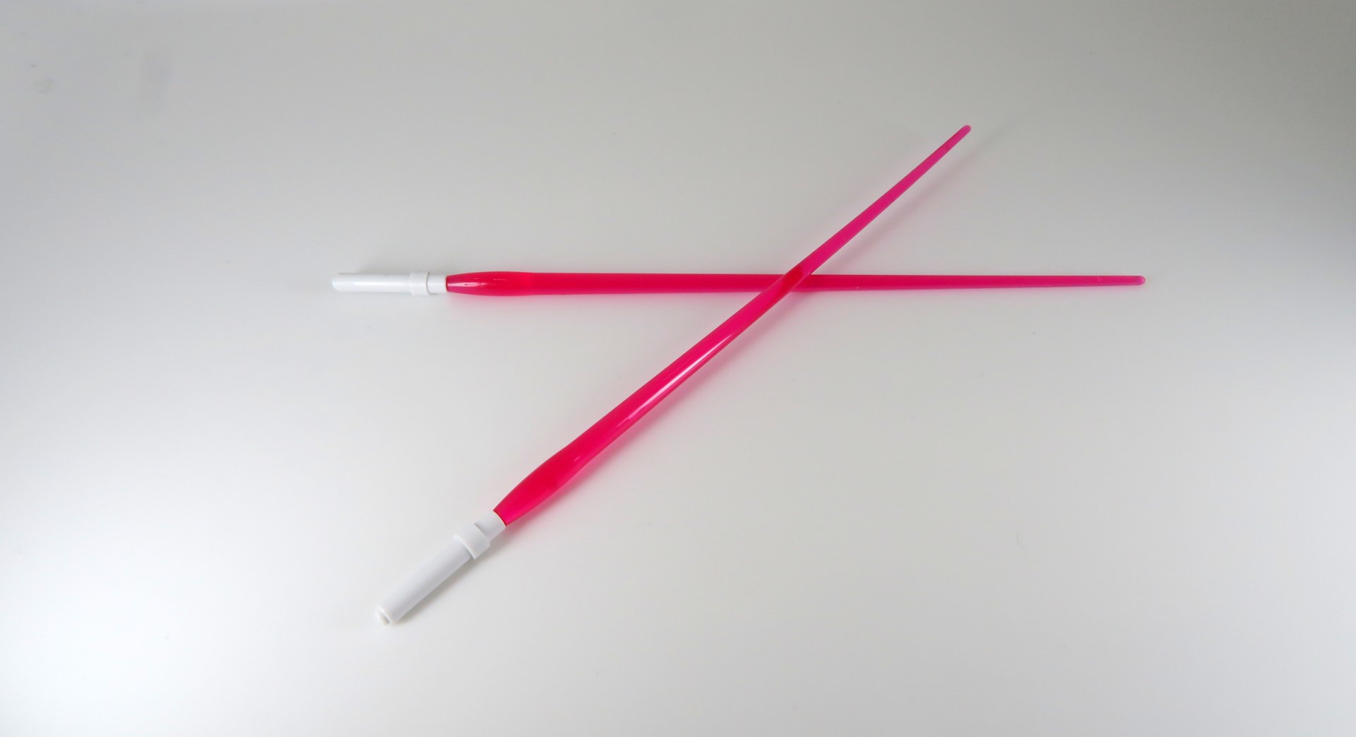 ビームサーベルはサーベルラックに収納するか、付属のクリアパーツを接続して装備させることができる