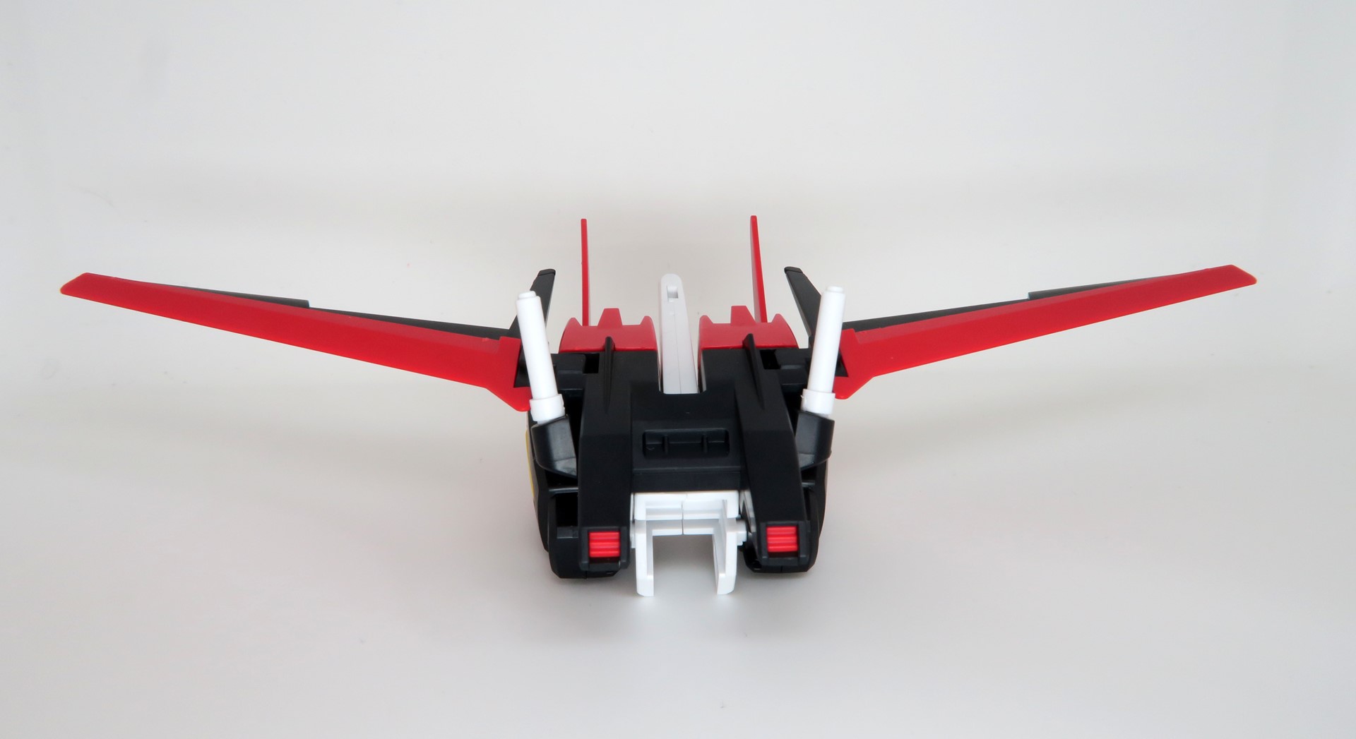 本体部分の白、赤、黒色はもちろん、ブースター横にある黄色の箇所までしっかりと色分けされている