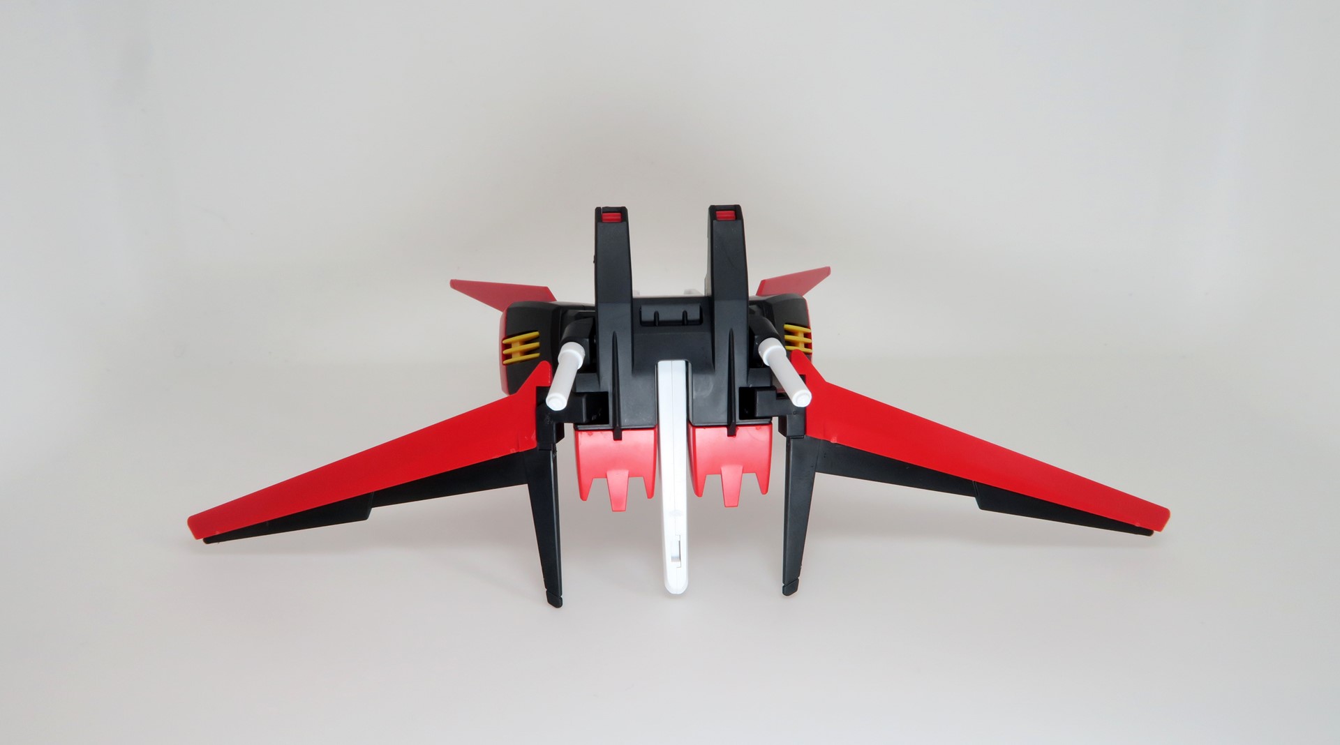 本体部分の白、赤、黒色はもちろん、ブースター横にある黄色の箇所までしっかりと色分けされている