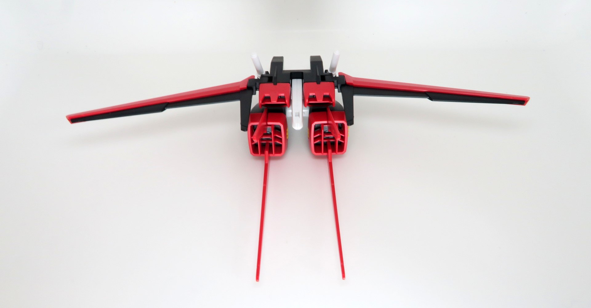 本体部分の白、赤、黒色はもちろん、ブースター横にある黄色の箇所までしっかりと色分けされている