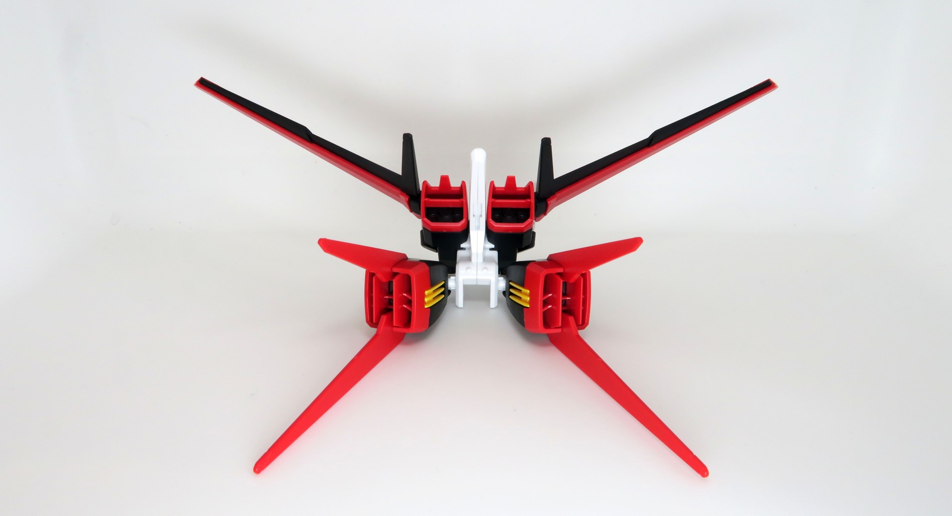 本体部分の白、赤、黒色はもちろん、ブースター横にある黄色の箇所までしっかりと色分けされている