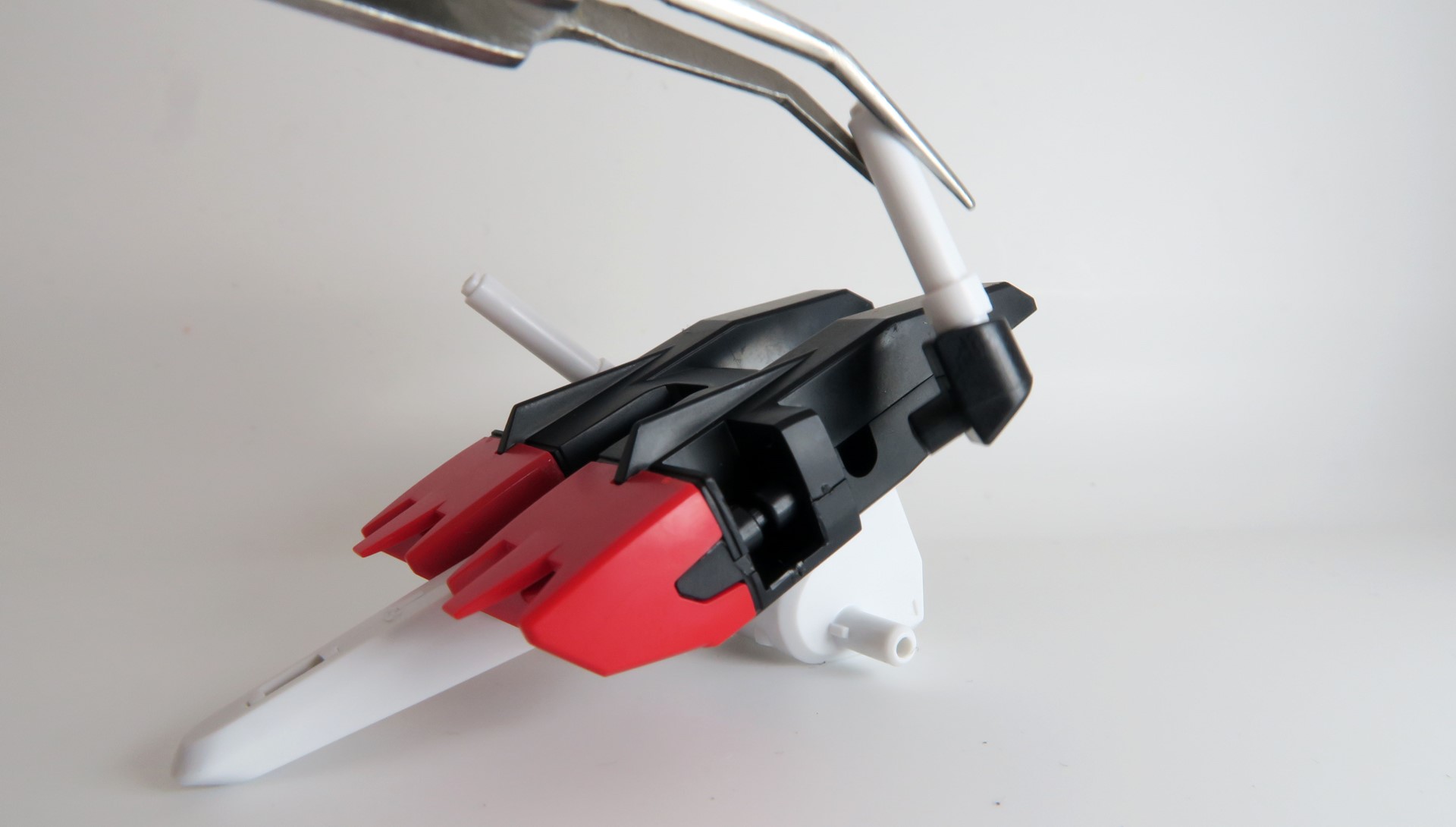 サーベルラックは3mmジョイントで前後にスイングが可能