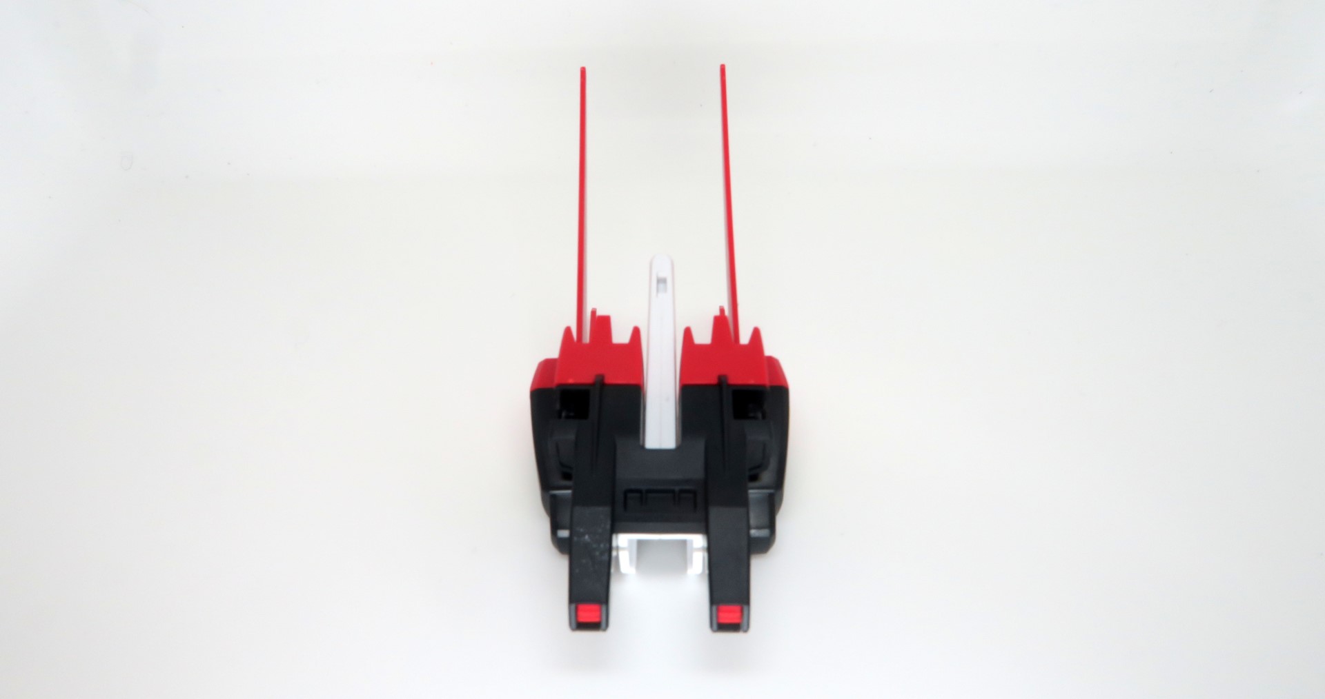 左右に開くだけでなく、上下にも回転させることができるのでかなり自由に動かすことができる