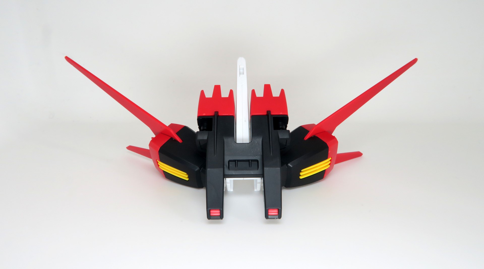 左右に開くだけでなく、上下にも回転させることができるのでかなり自由に動かすことができる