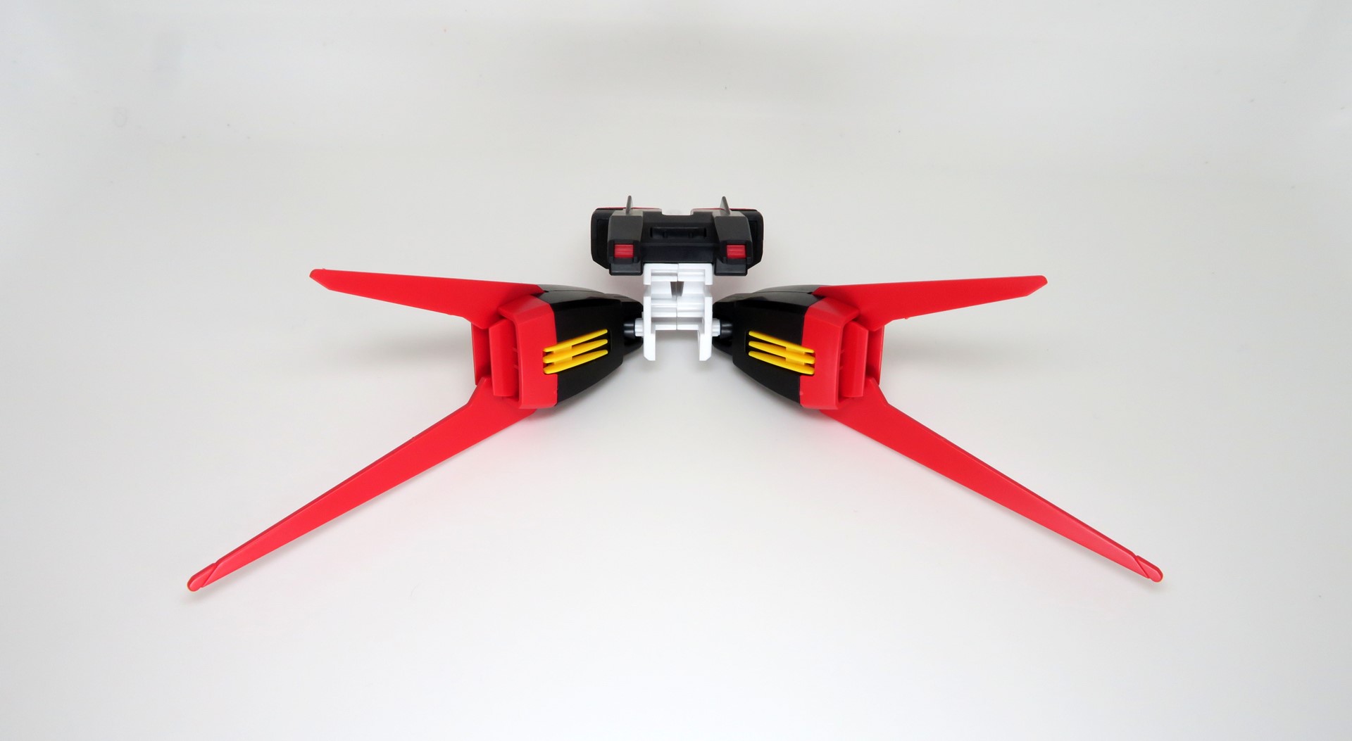 左右に開くだけでなく、上下にも回転させることができるのでかなり自由に動かすことができる