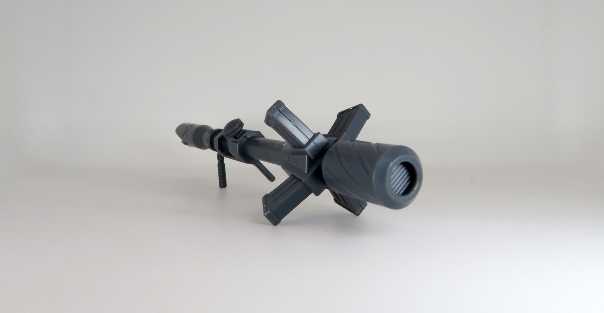 4つまで装着できる弾倉は上下が固定、左右が取り外し可能となっている