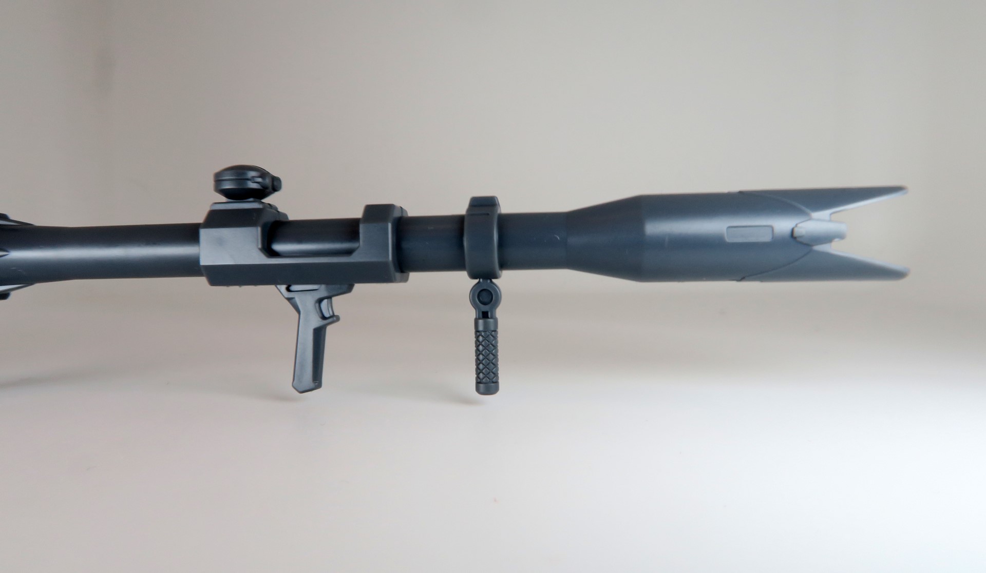 4つまで装着できる弾倉は上下が固定、左右が取り外し可能となっている