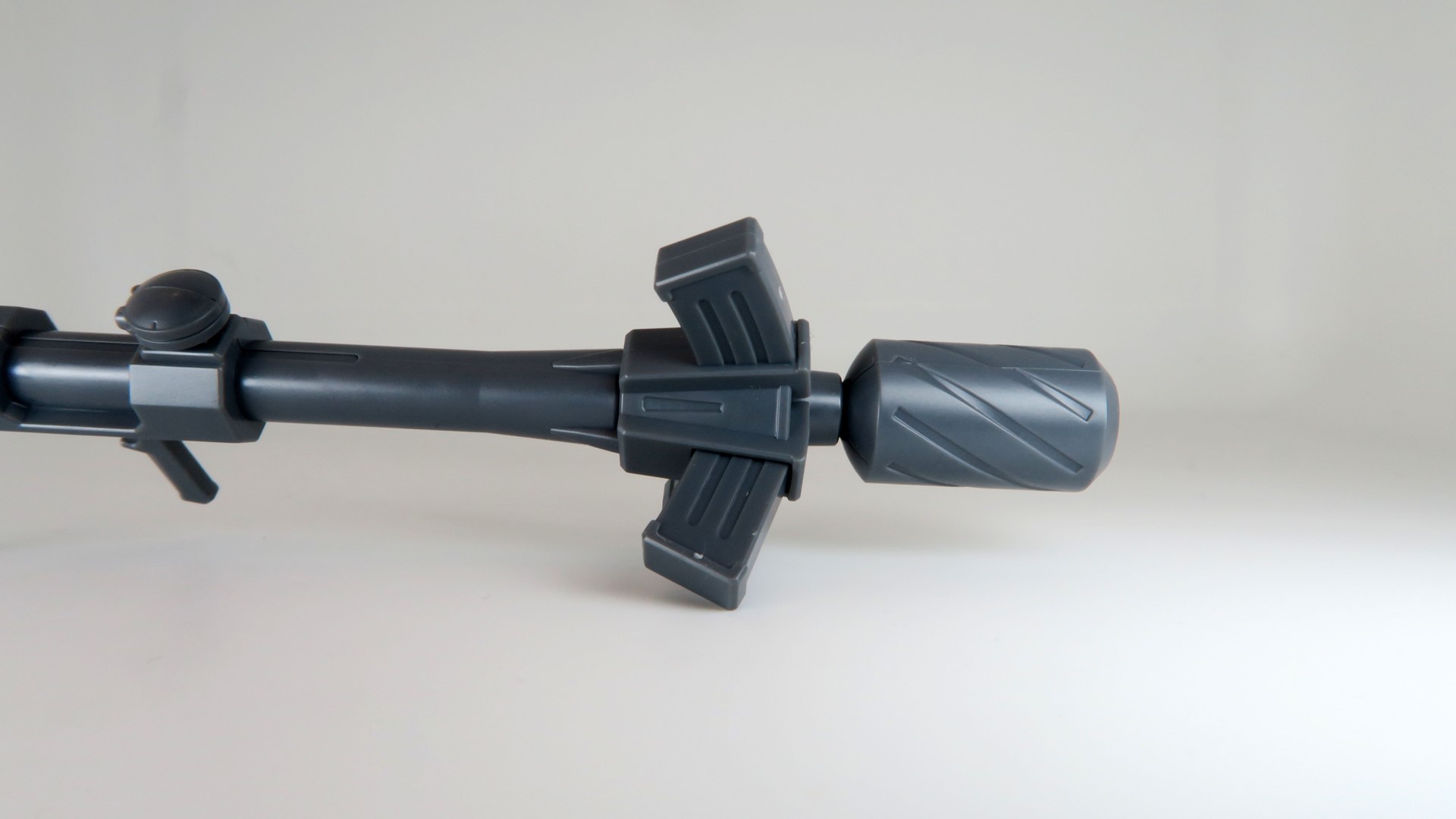 4つまで装着できる弾倉は上下が固定、左右が取り外し可能となっている