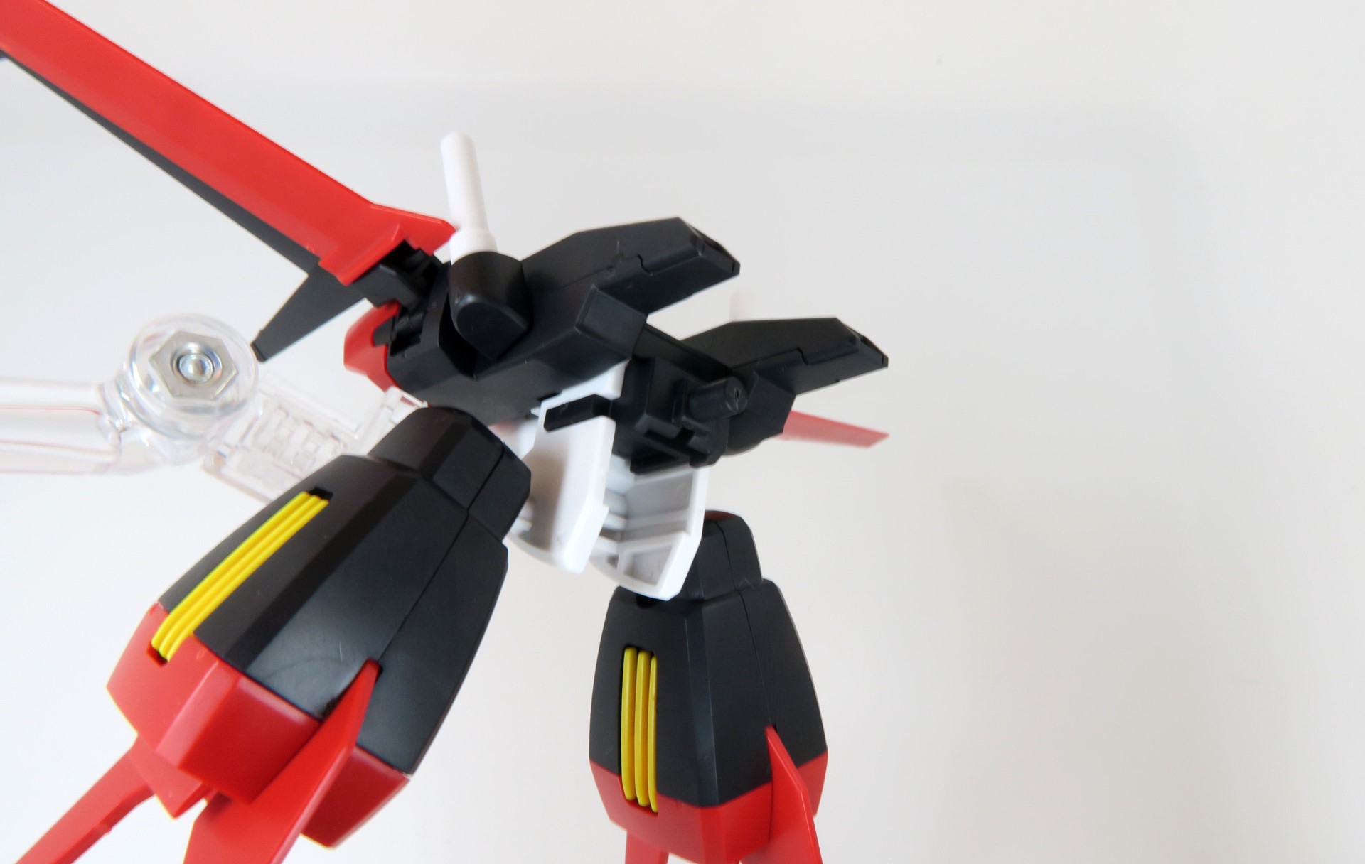 ジョイントパーツをエールストライカーの白いパーツの箇所にはめ込む