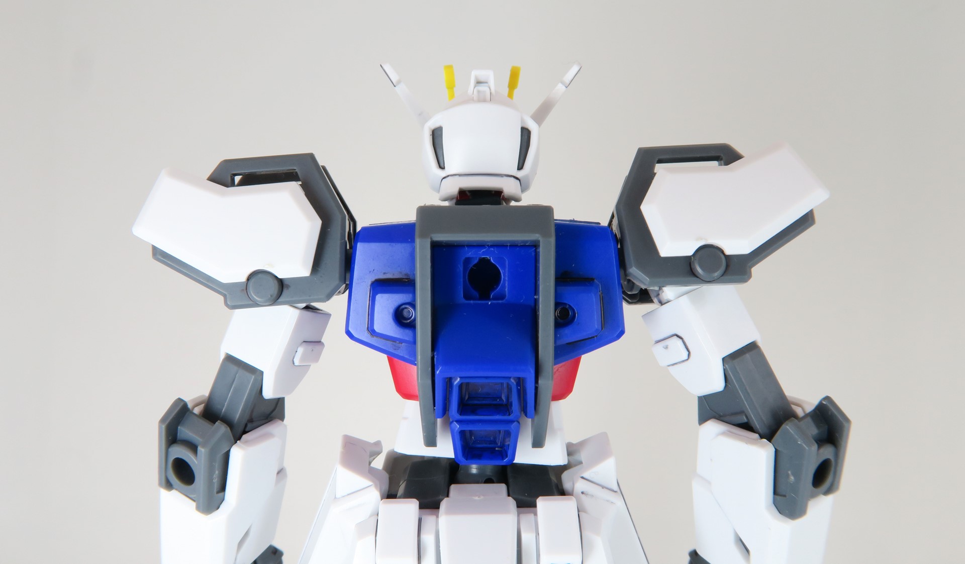 ストライクガンダムの背部にある穴にエールストライカーをドッキングさせる