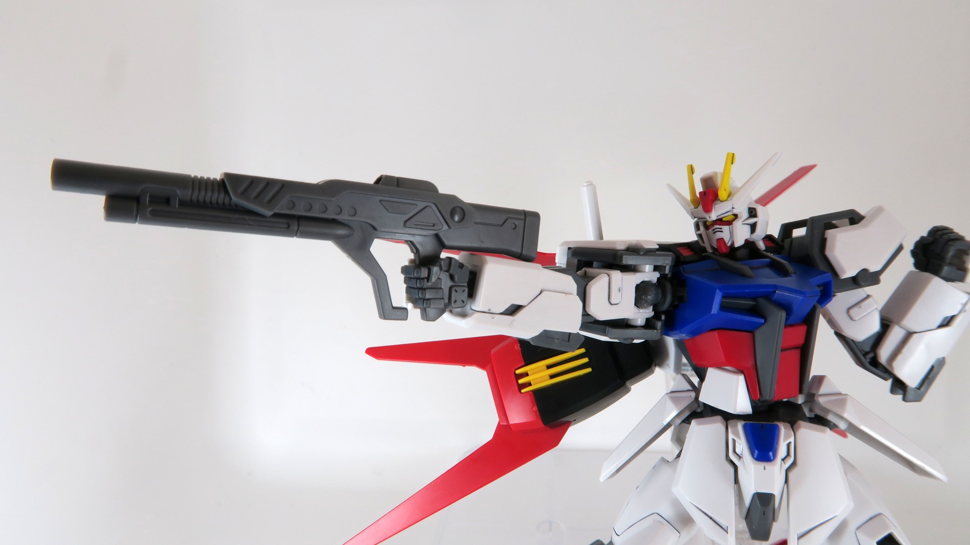 ビームライフルとシールドが無いのでMMI-M1001 90mm対空散弾銃でお約束のポージングをしてみたが、左手に寂しさが……！