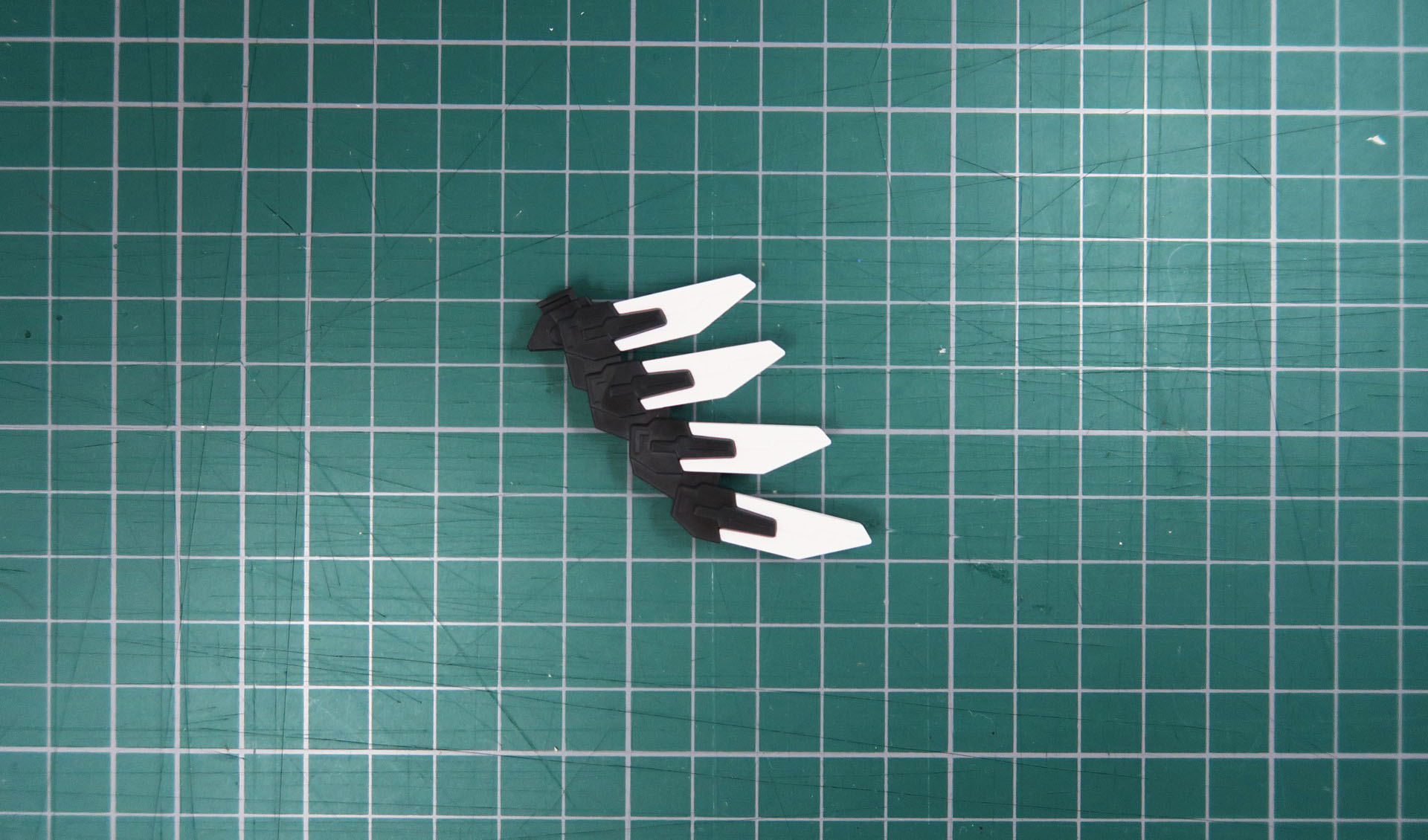 エネルギーパックはエールストライカーに用意されている溝に通して装着する