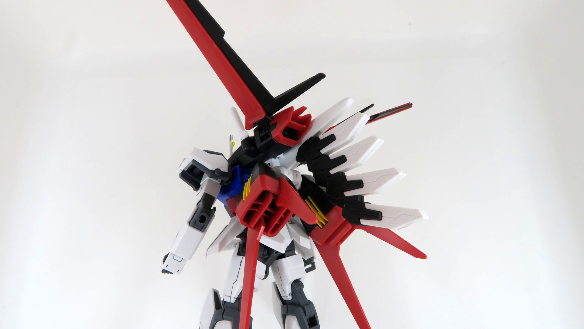 エネルギーパックはエールストライカーに用意されている溝に通して装着する