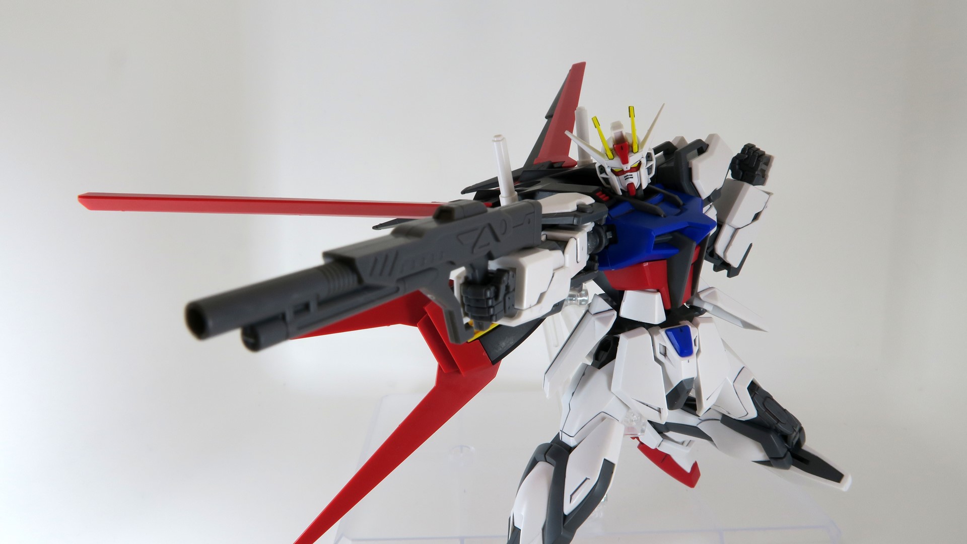 ビームライフルとシールドが無いのでMMI-M1001 90mm対空散弾銃でお約束のポージングをしてみたが、左手に寂しさが……！