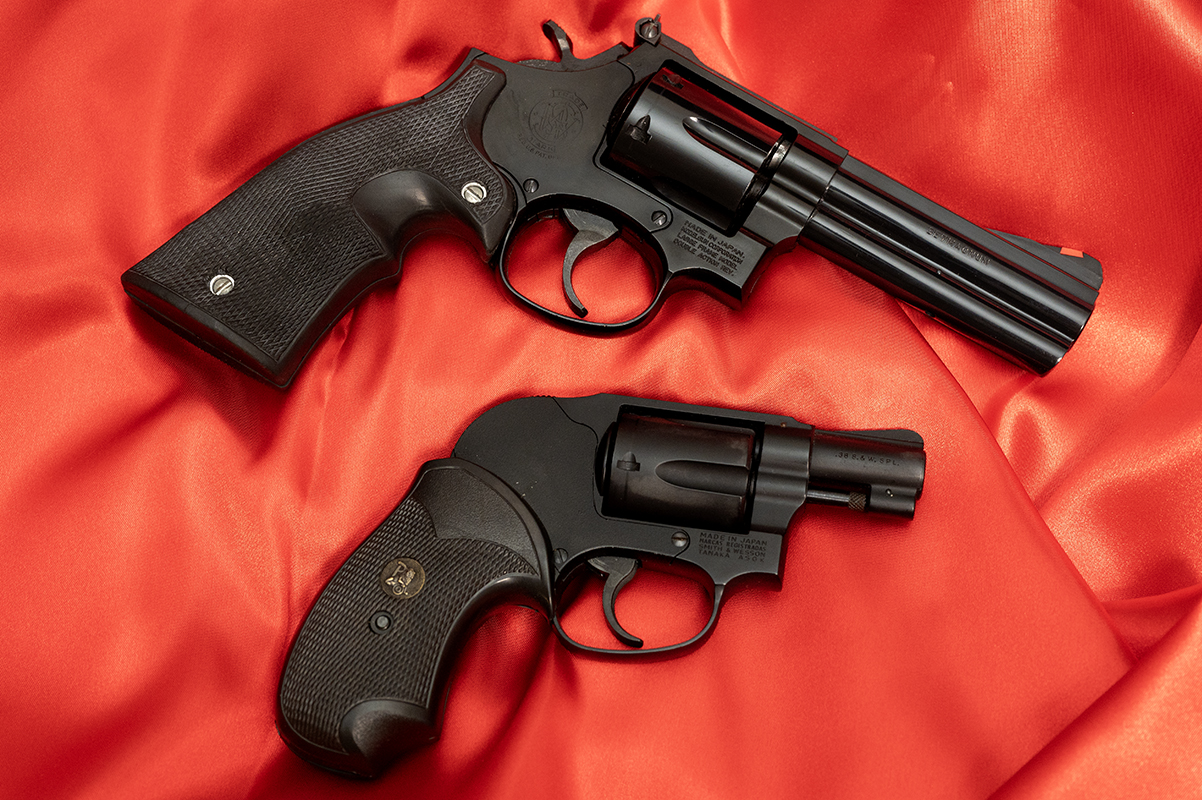 MGCのS&W M586 4インチと、タナカのS&W M49「ボディーガード」。MGC製はABS製でプラスチックっぽい艶なのが残念なところ。しかし、当時はそれしかなく、大満足だった。
