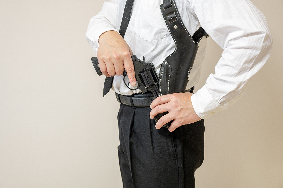 収納した銃を、手前に引き倒してから引き抜くように取り出す。ダーティーハリーなどで使われたバックハイマーホルスターのような仕組みになっている